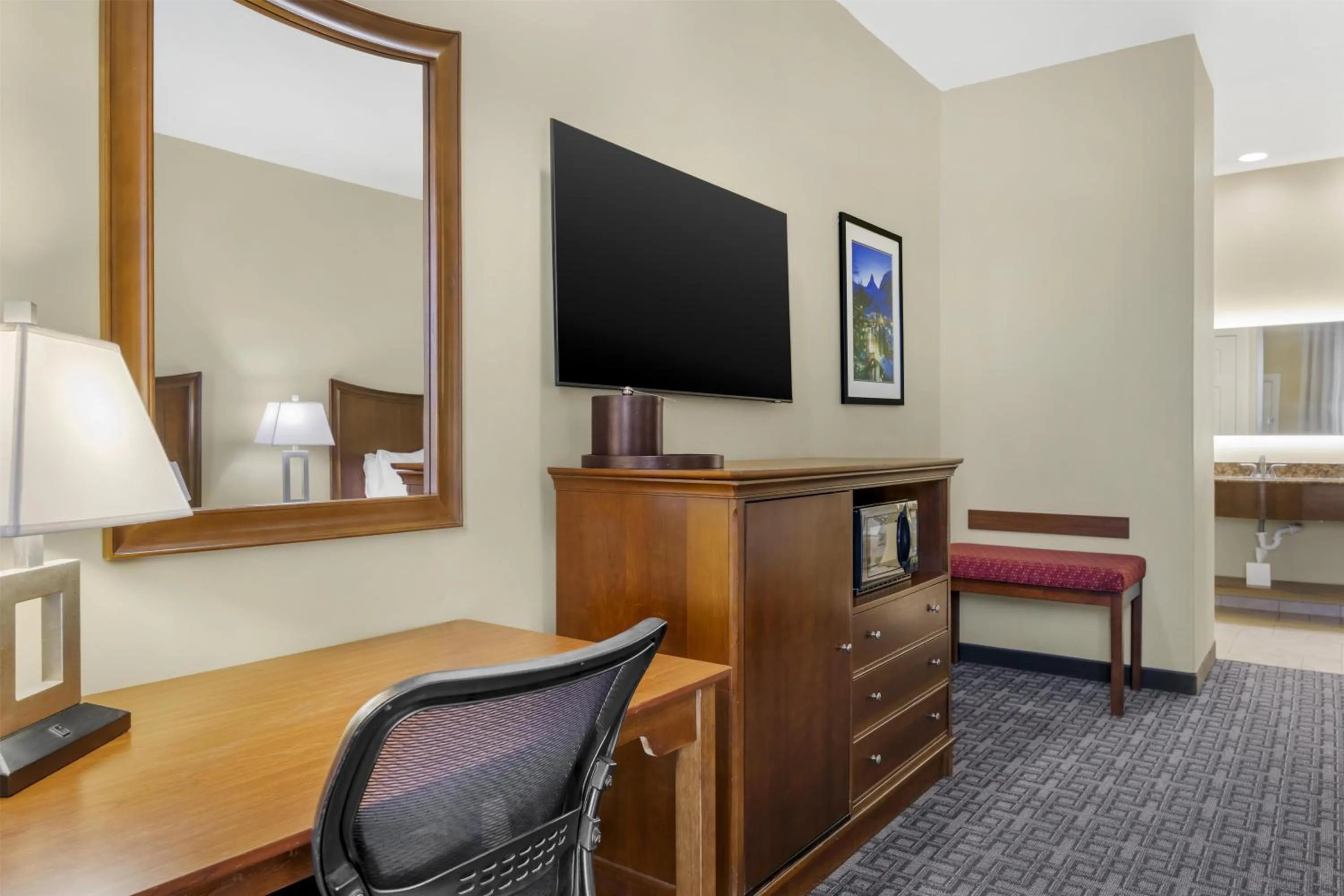 Bedroom, Bed in Best Western Plus Swiss Chalet Hotel & Suites