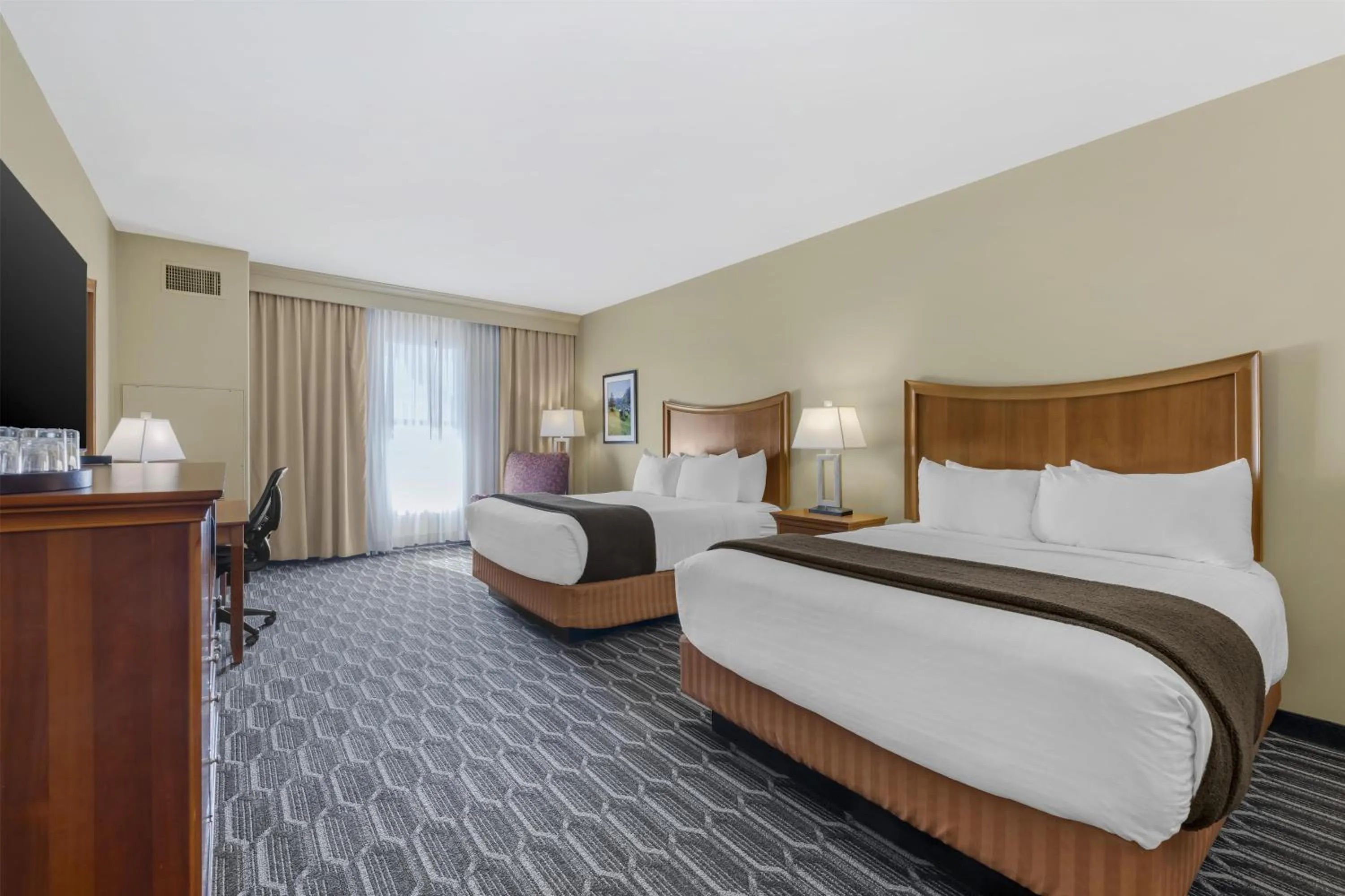 Bedroom, Bed in Best Western Plus Swiss Chalet Hotel & Suites