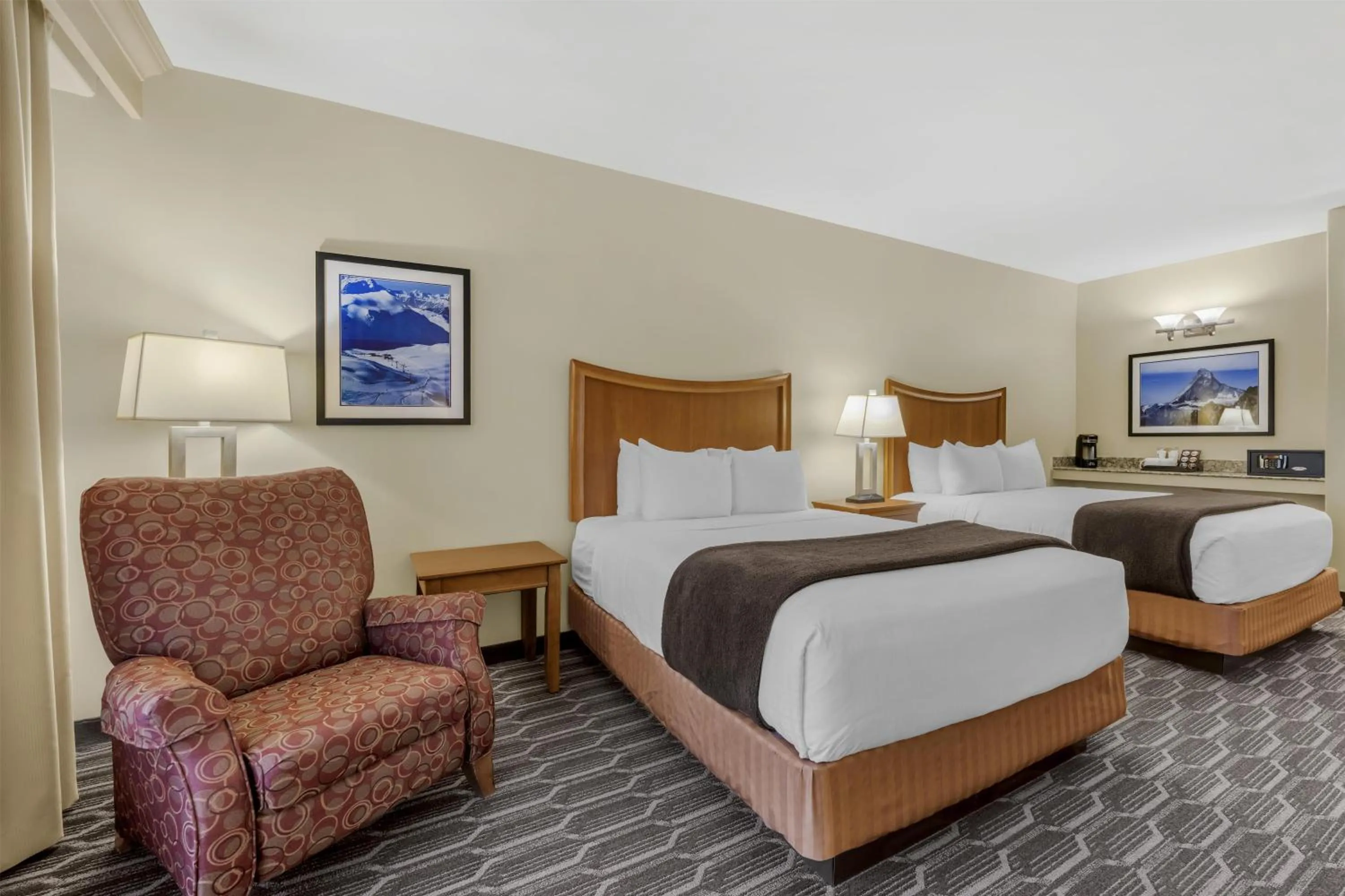 Bedroom, Bed in Best Western Plus Swiss Chalet Hotel & Suites