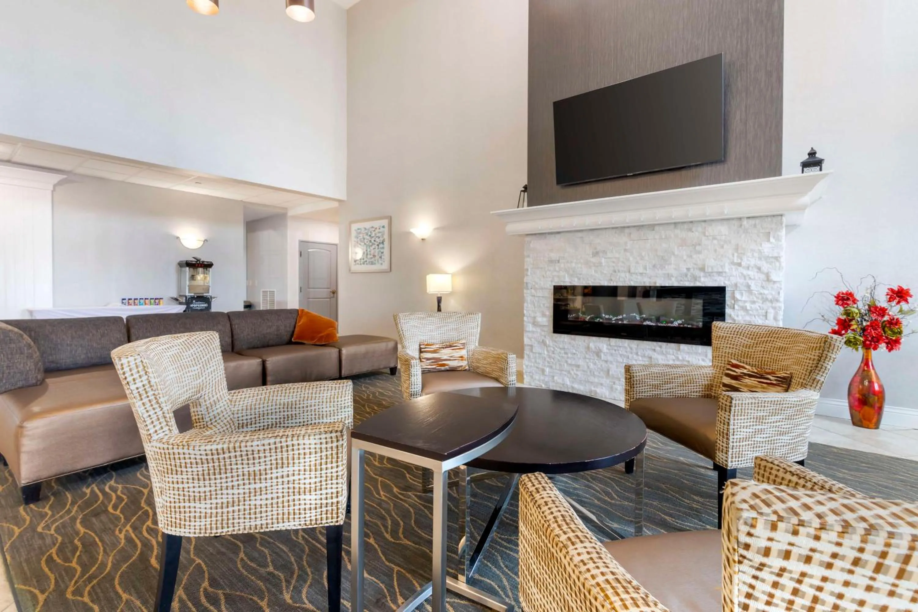 Lobby or reception in Best Western Plus Appleton Airport Mall Hotel