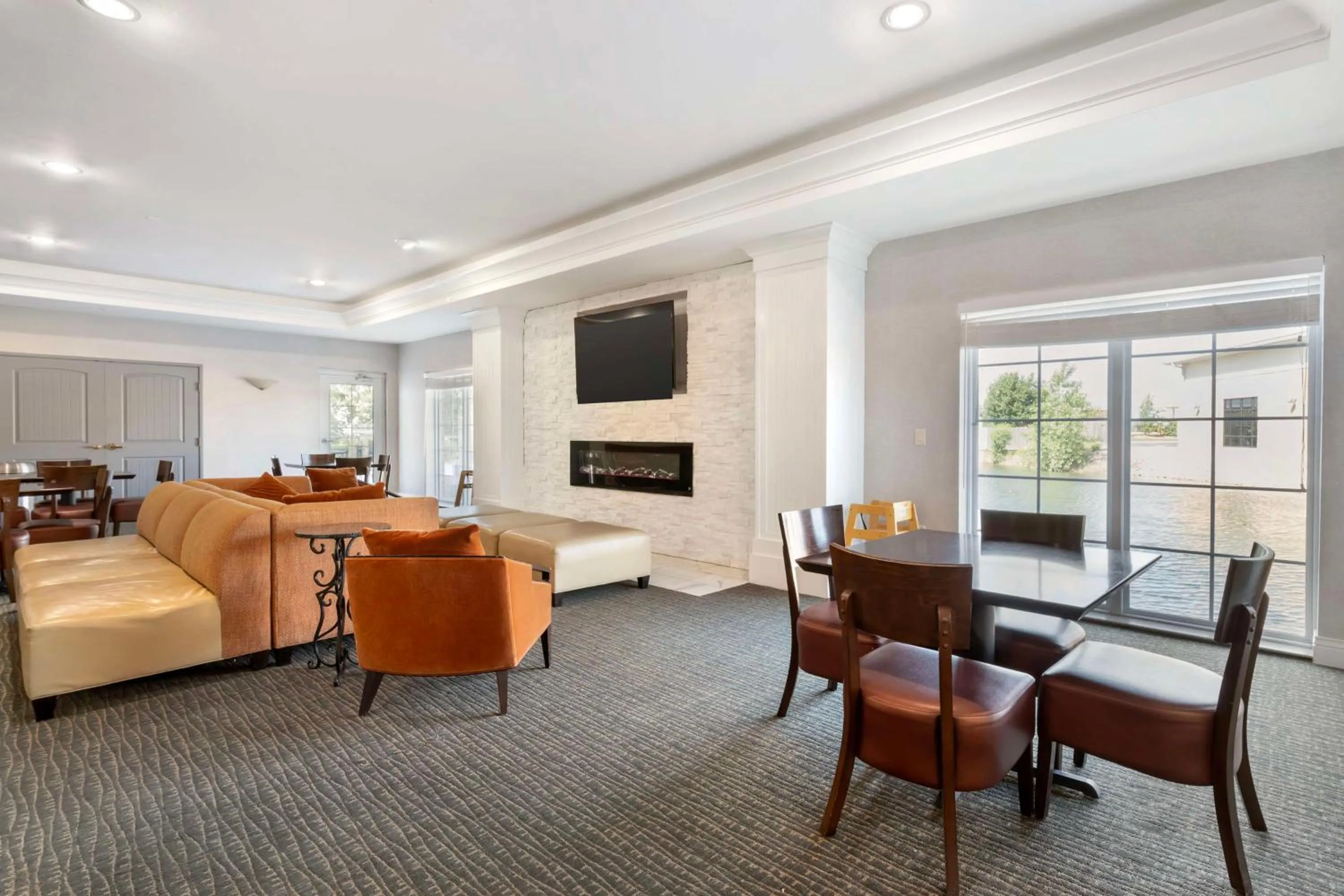 Breakfast in Best Western Plus Appleton Airport Mall Hotel