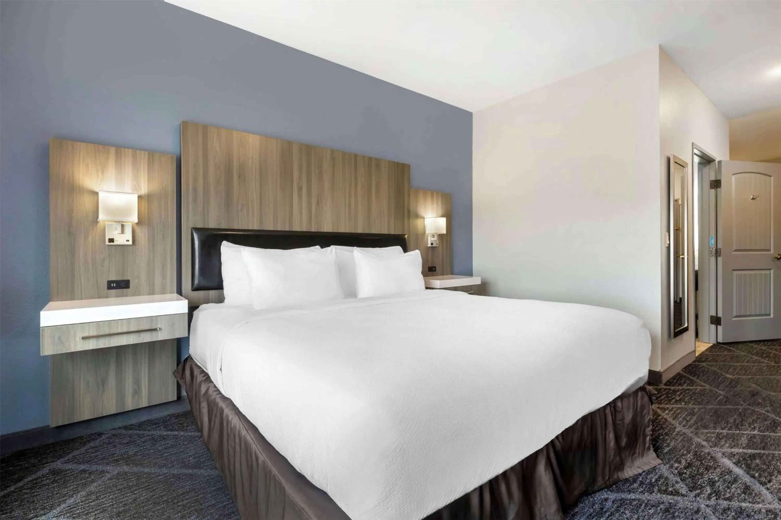 Photo of the whole room, Bed in Wyndham Garden Appleton