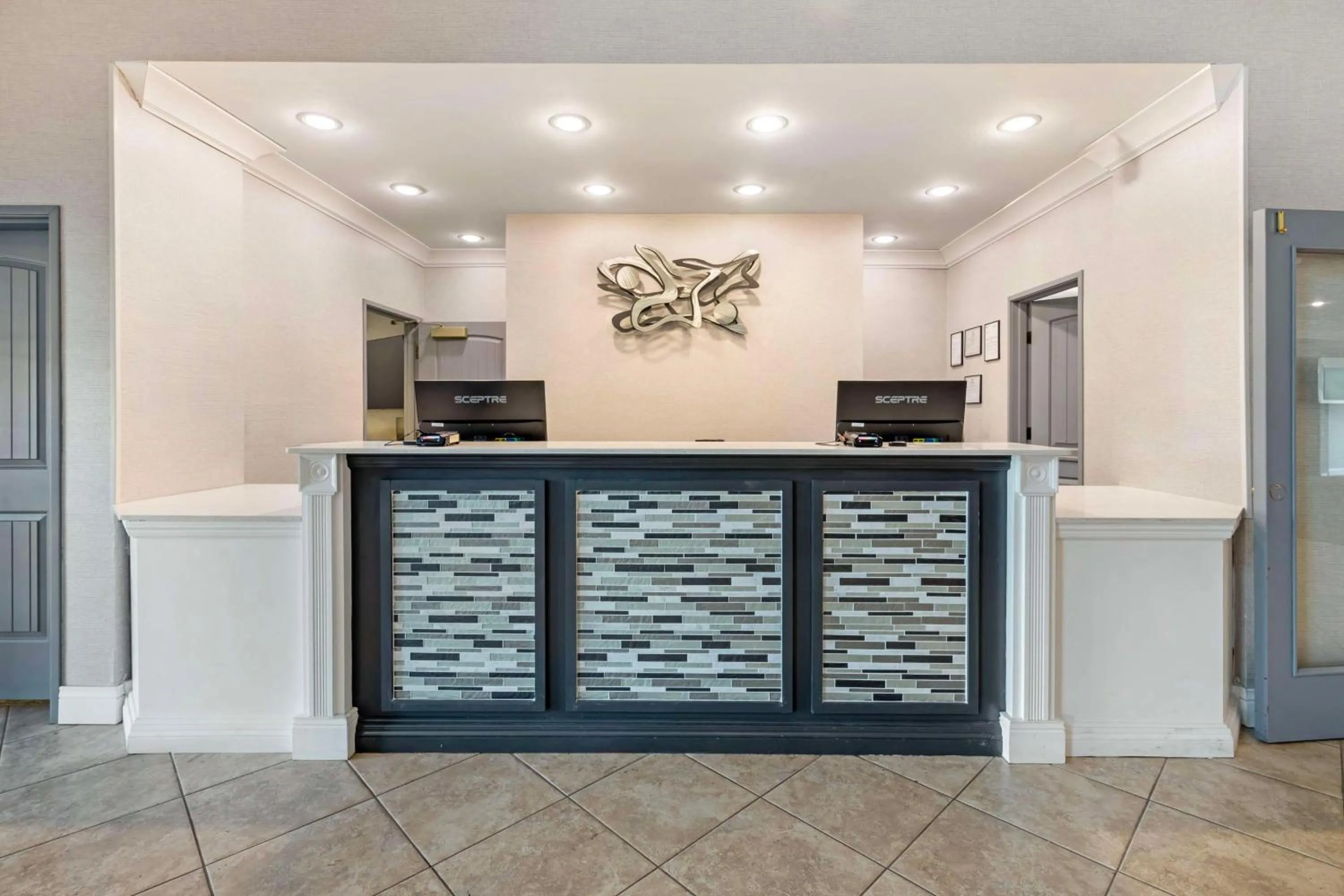 Lobby or reception in Best Western Plus Appleton Airport Mall Hotel