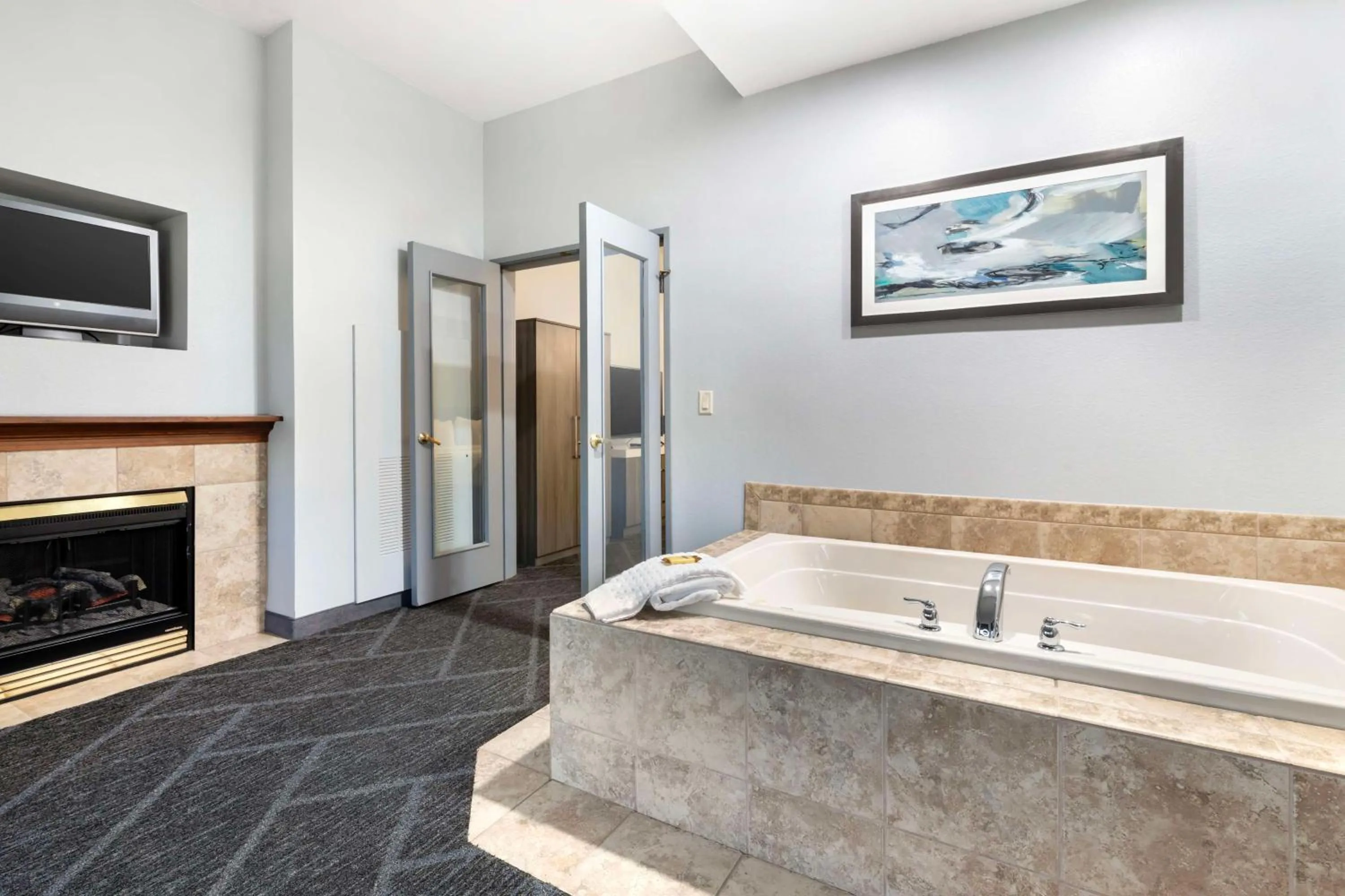 Bedroom in Best Western Plus Appleton Airport Mall Hotel