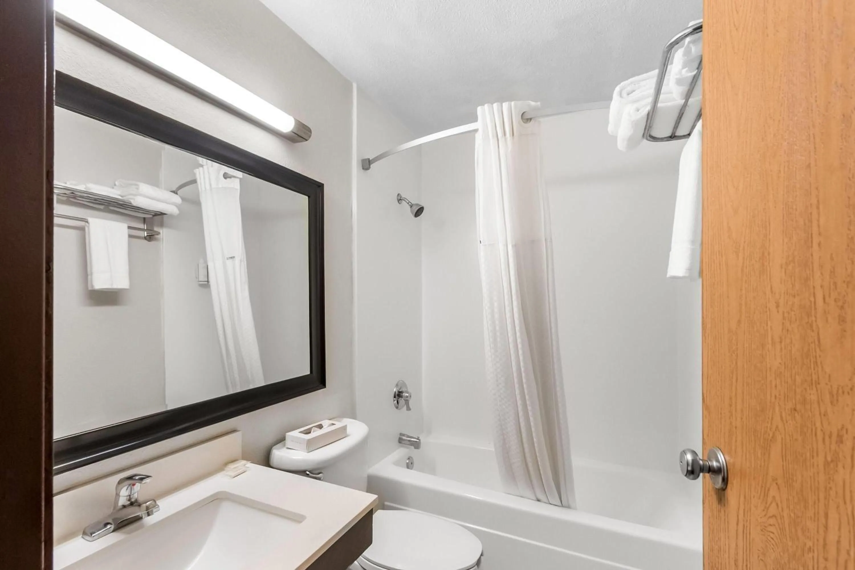 Bathroom in Super 8 by Wyndham Dumfries/Quantico