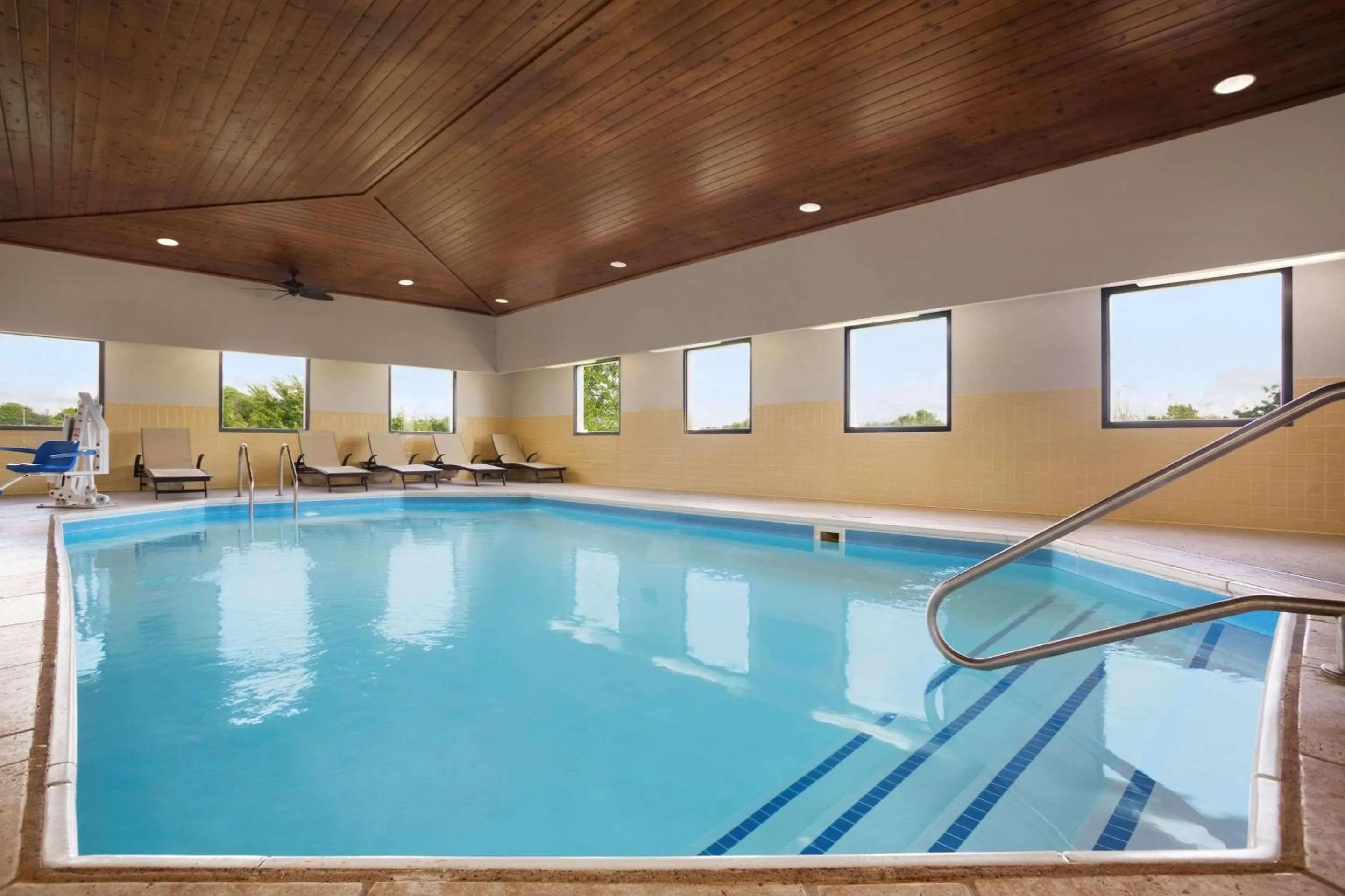 Swimming pool in Country Inn & Suites by Radisson, DFW Airport South, TX