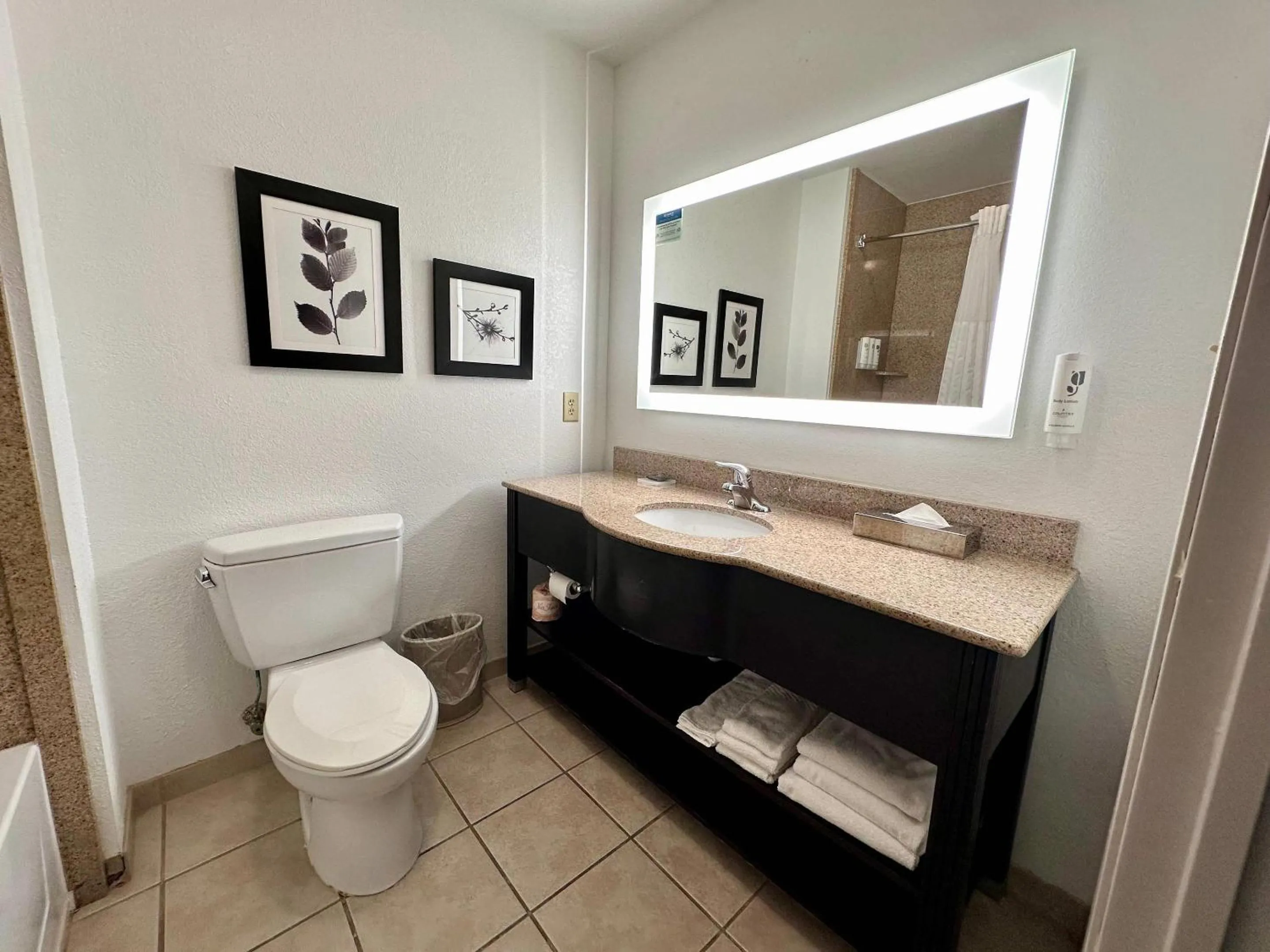 Bedroom in Country Inn & Suites by Radisson, Athens, GA