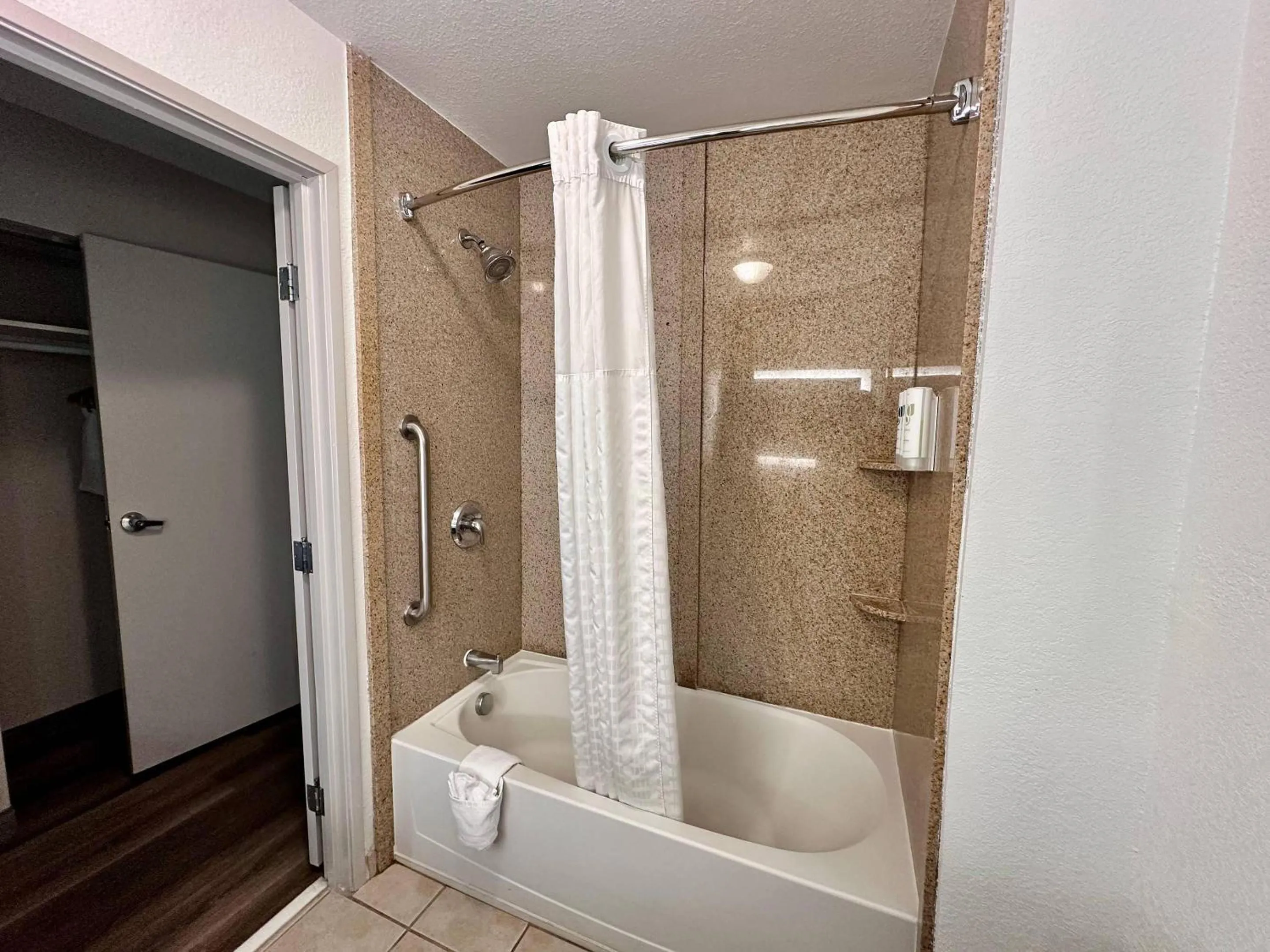 Bedroom in Country Inn & Suites by Radisson, Athens, GA