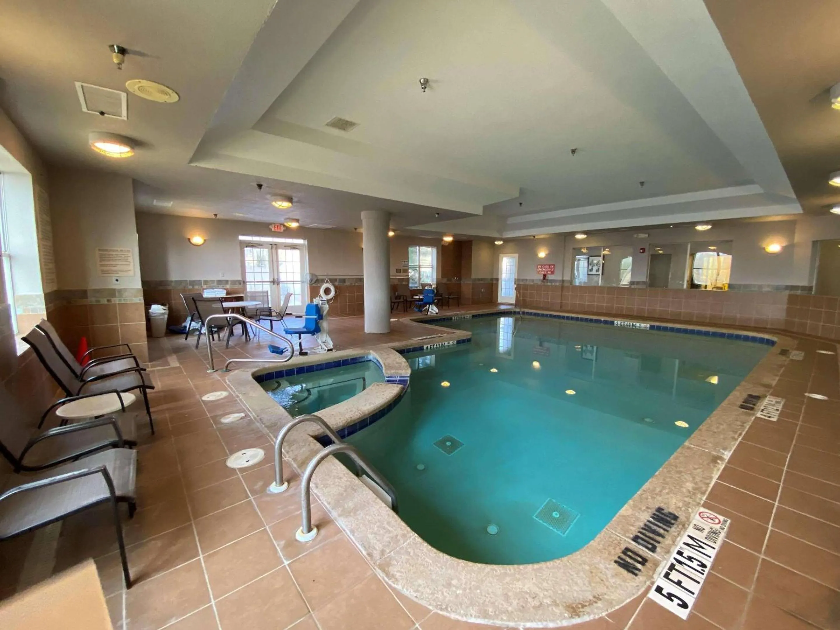 Swimming pool in Country Inn & Suites by Radisson, Athens, GA