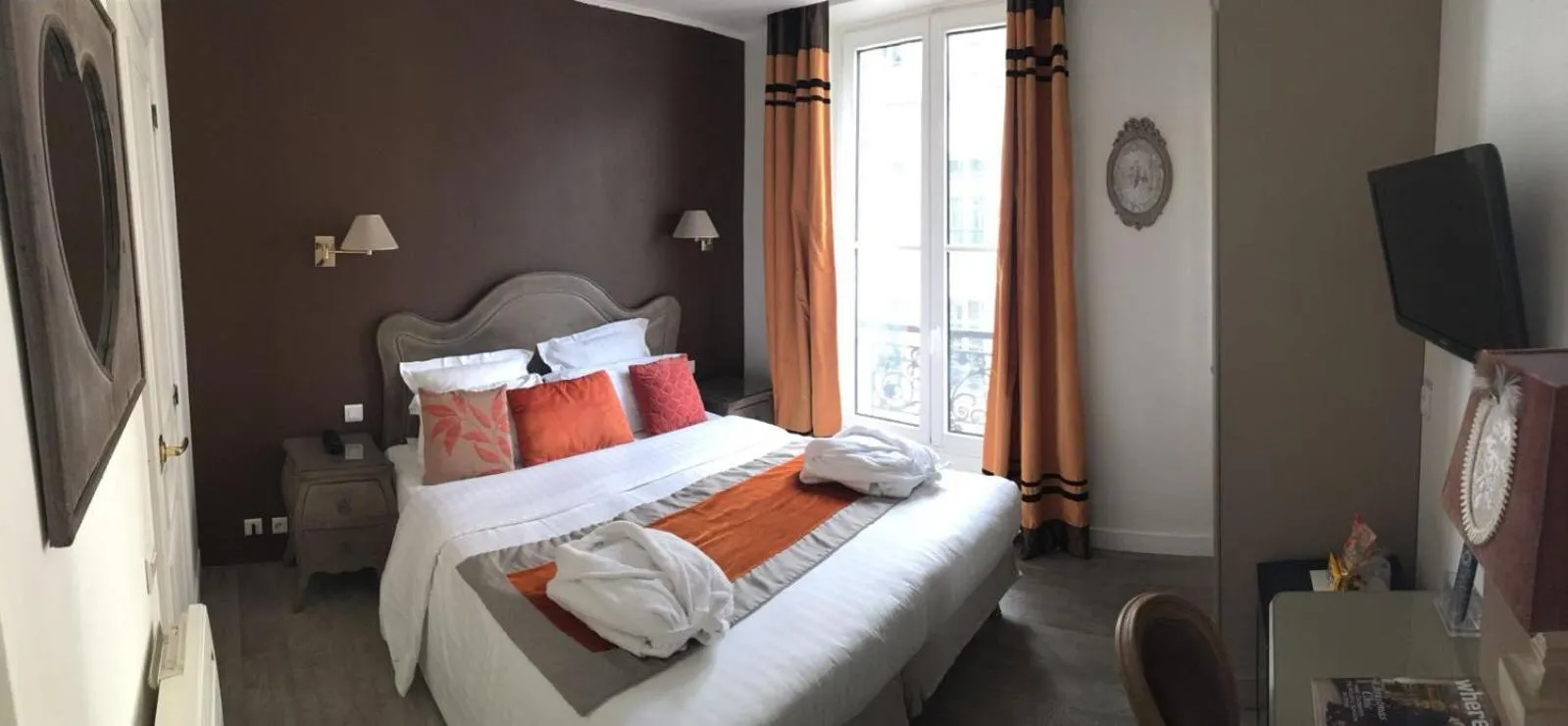 Bed in Hotel Cluny Square