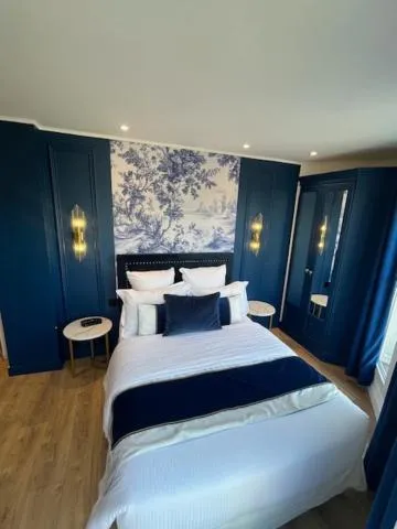 Bed in Hotel Cluny Square