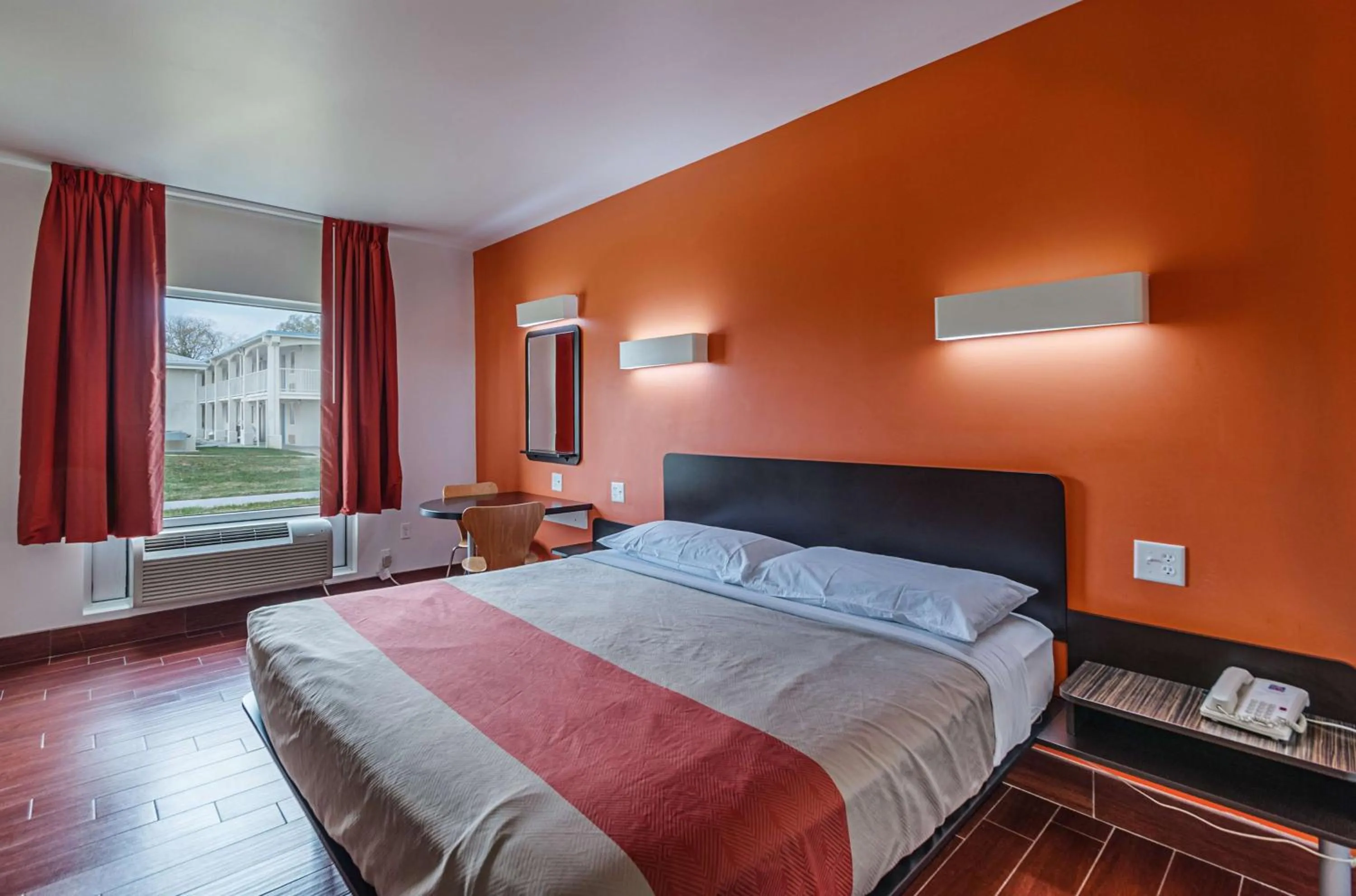 Photo of the whole room, Bed in Motel6 Winchester, VA