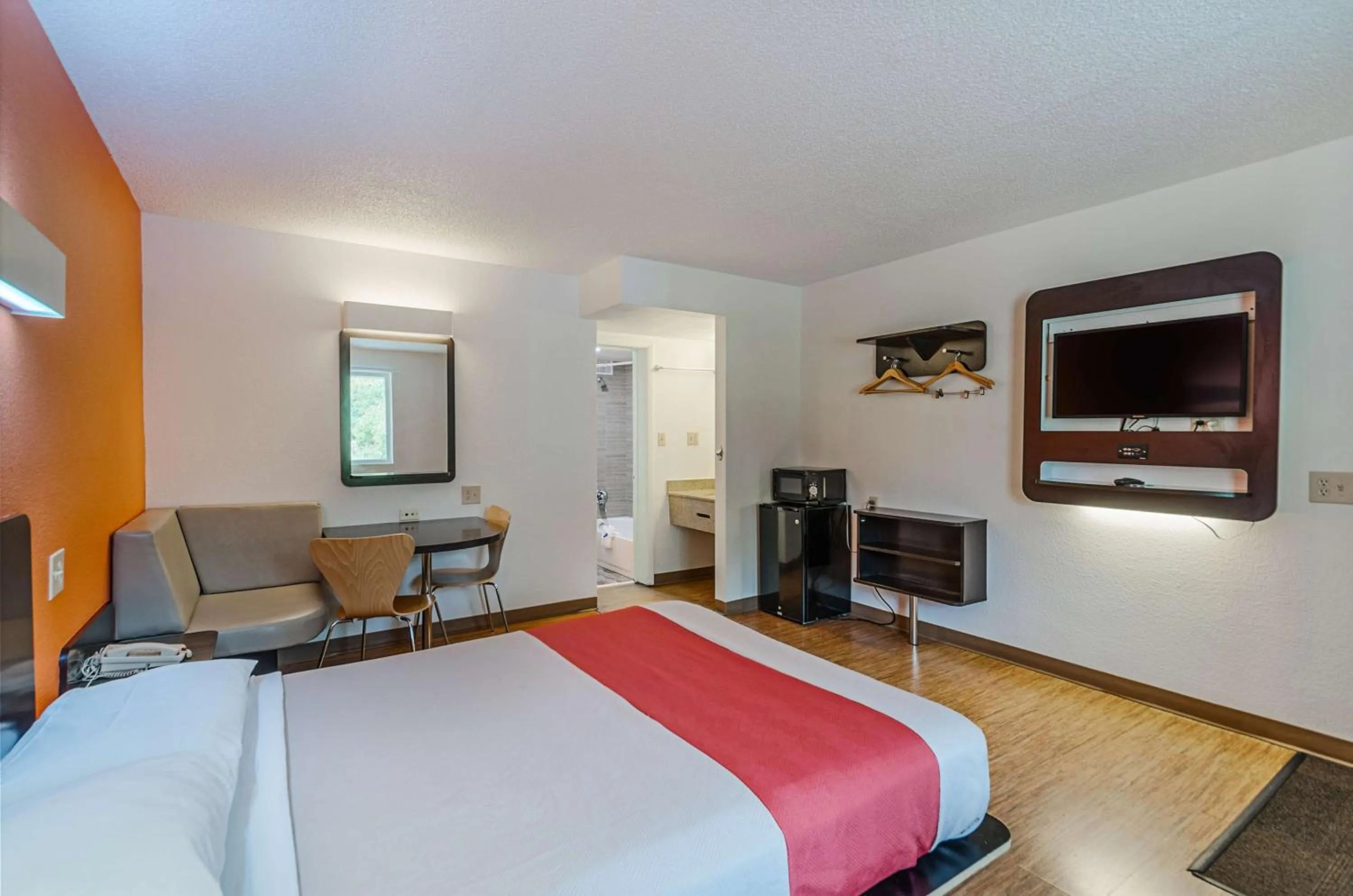 Photo of the whole room, Bed in Motel6 Winchester, VA