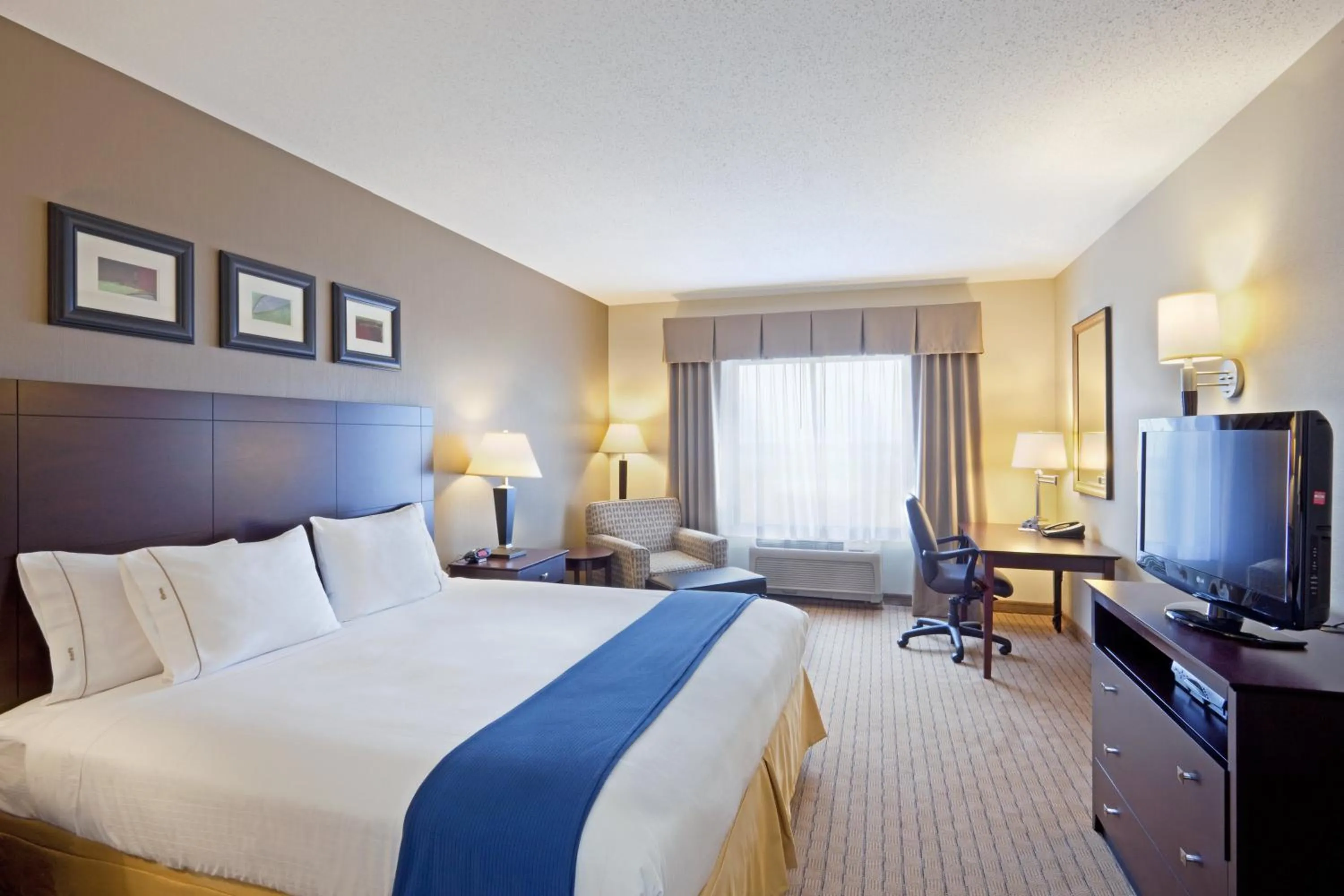 Photo of the whole room, Bed in Holiday Inn Express & Suites Malone by IHG