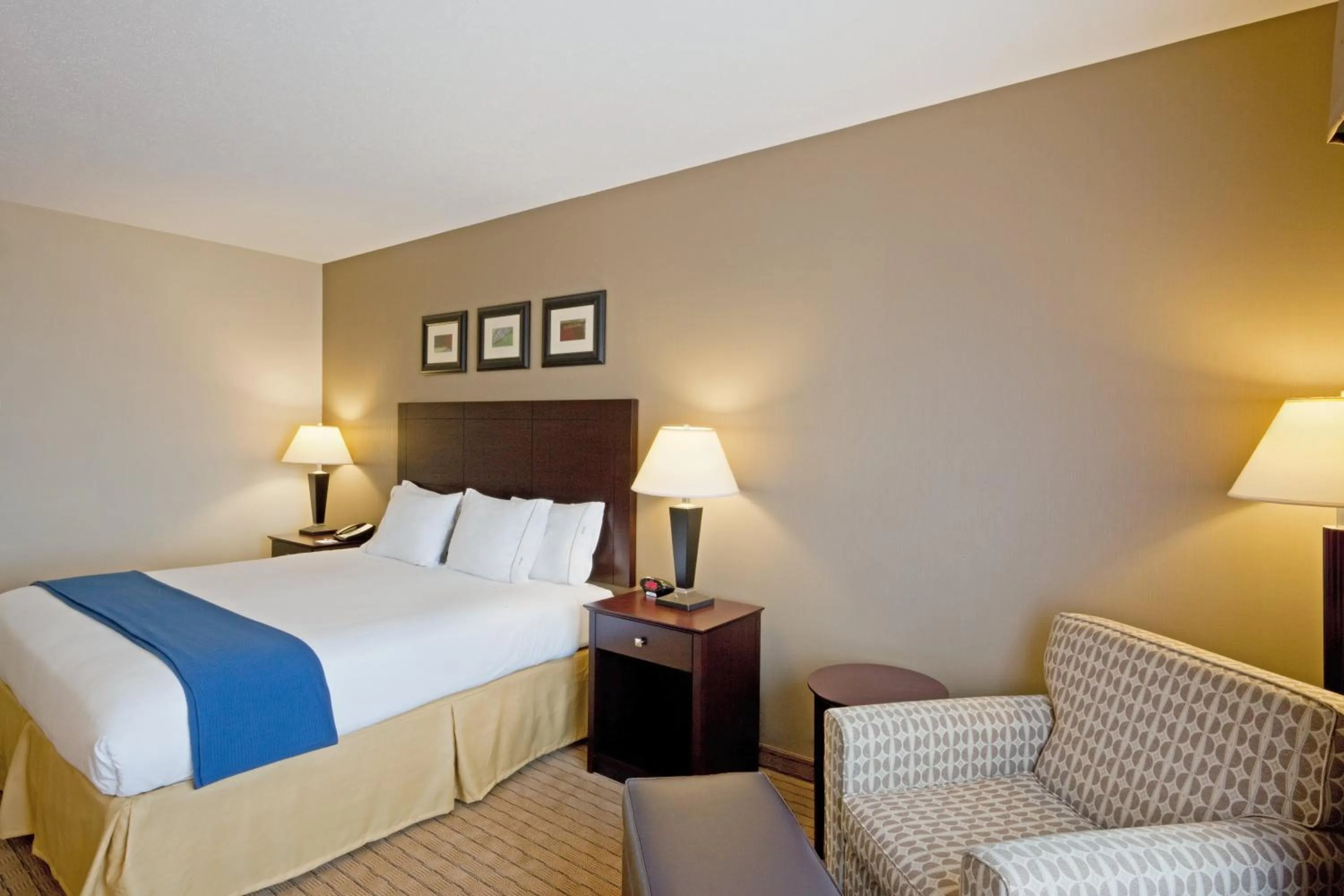Photo of the whole room, Bed in Holiday Inn Express & Suites Malone by IHG