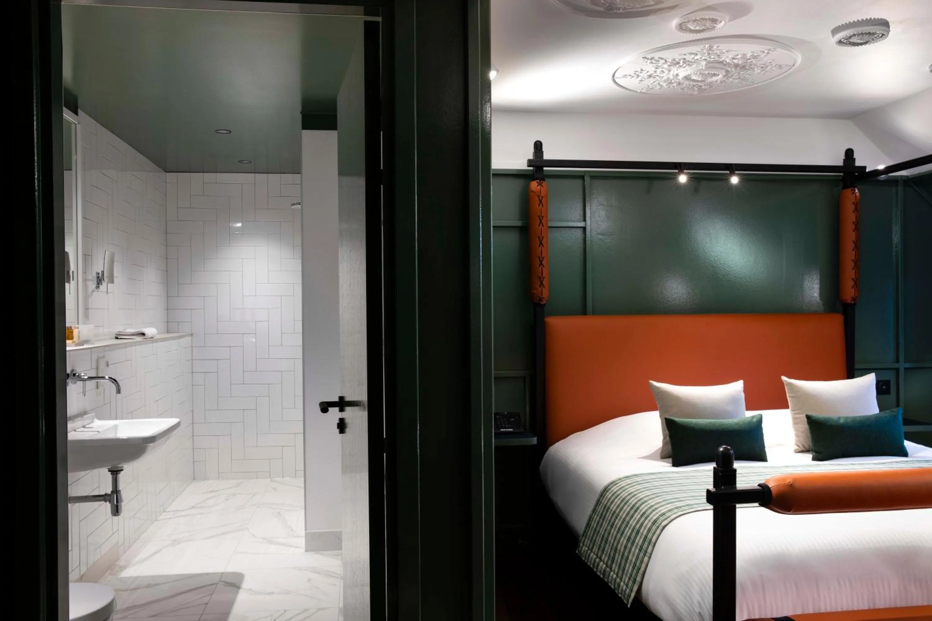 Bathroom, Bed in Hotel Le Colombier