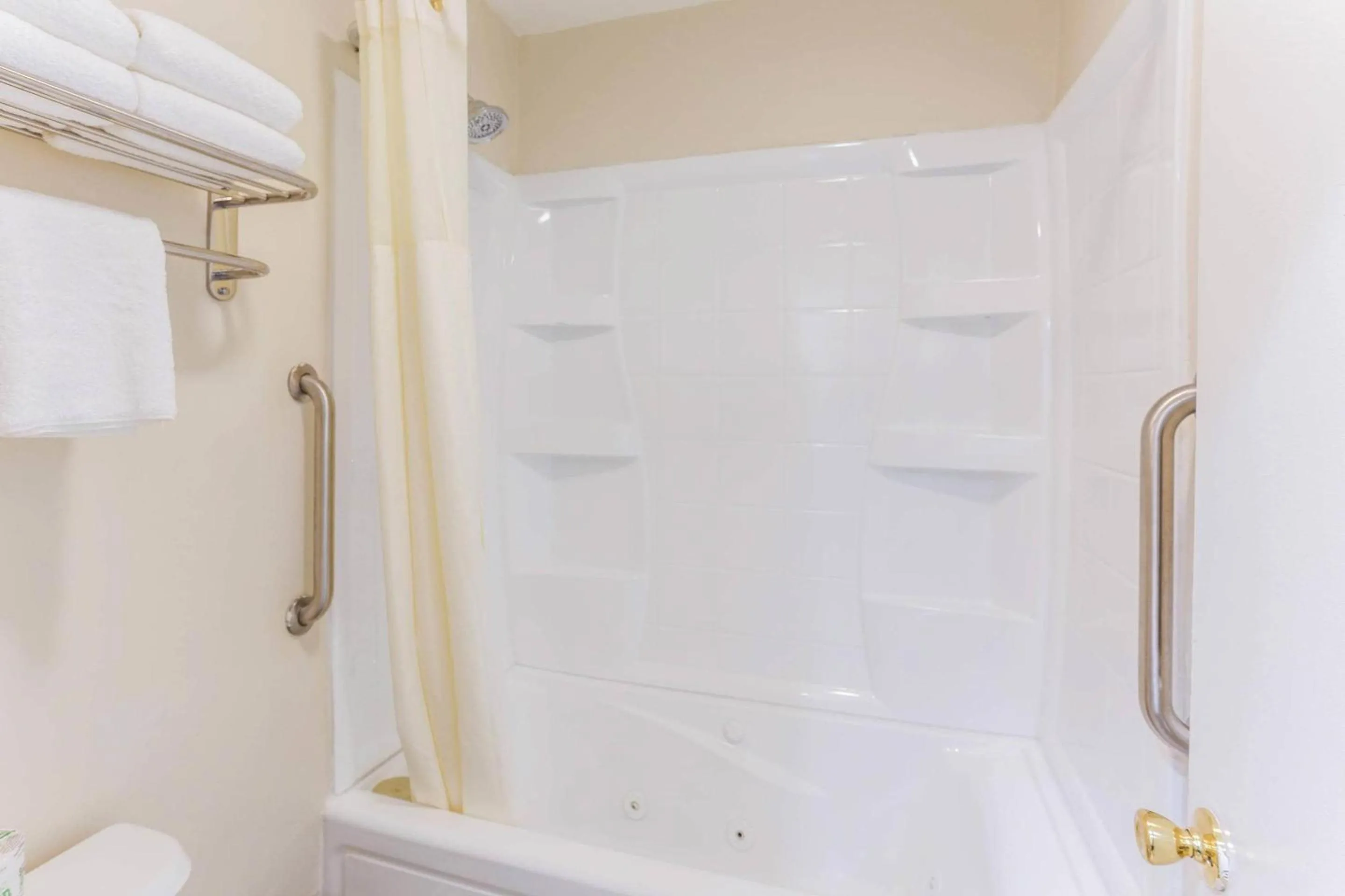 Bedroom in Quality Inn Escondido San Diego North County