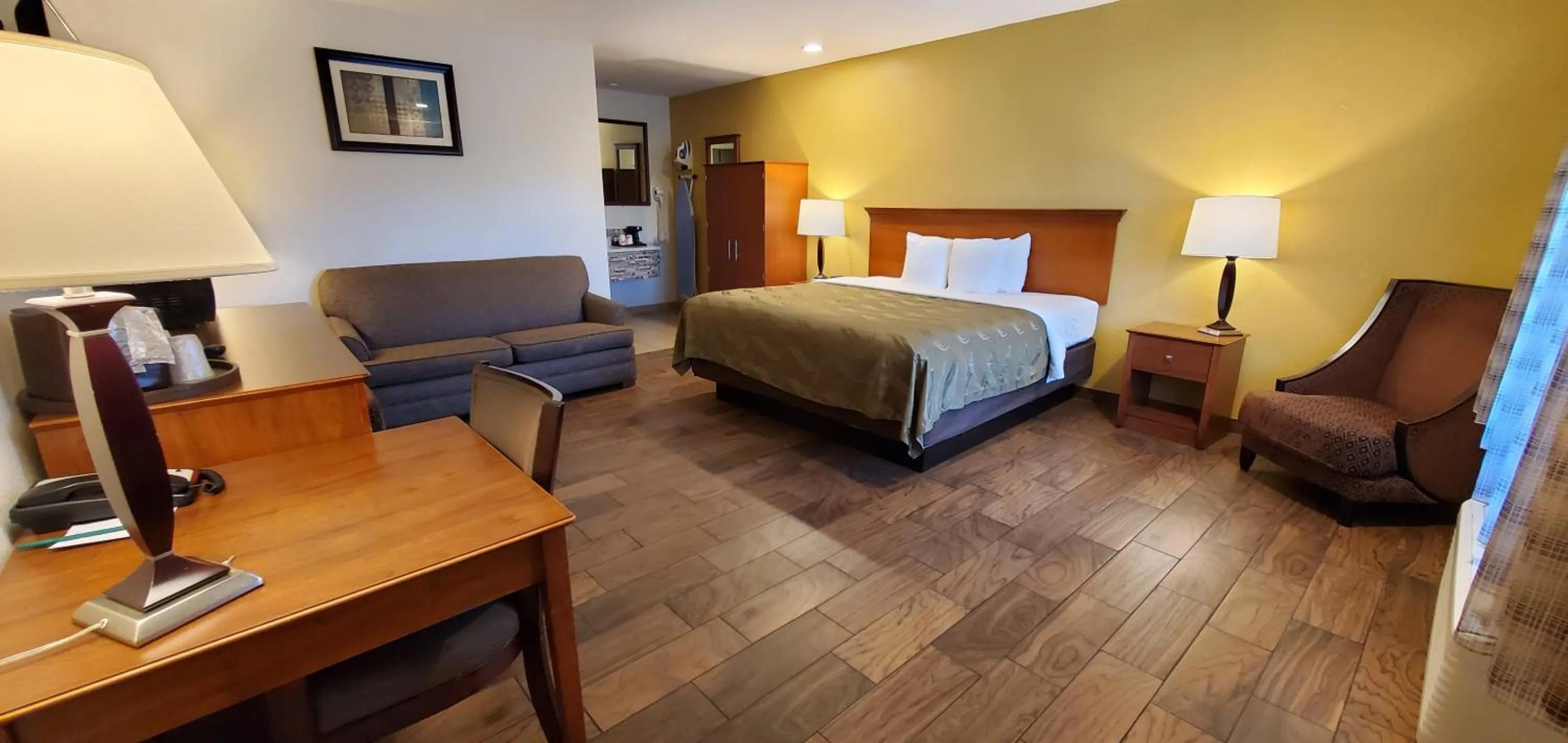 Living room, Bed in Quality Inn Escondido San Diego North County