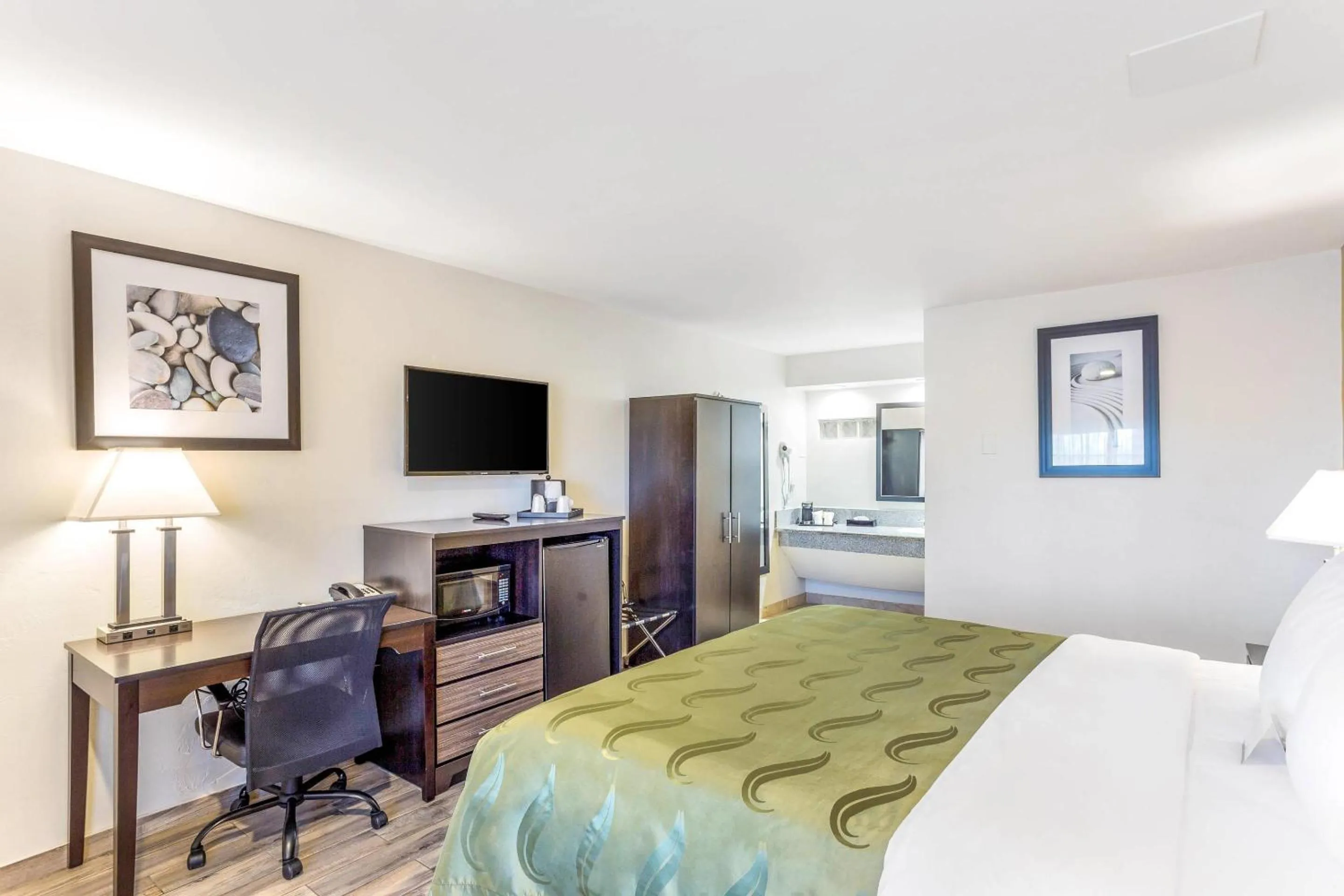 Bedroom, Bed in Quality Inn Escondido San Diego North County