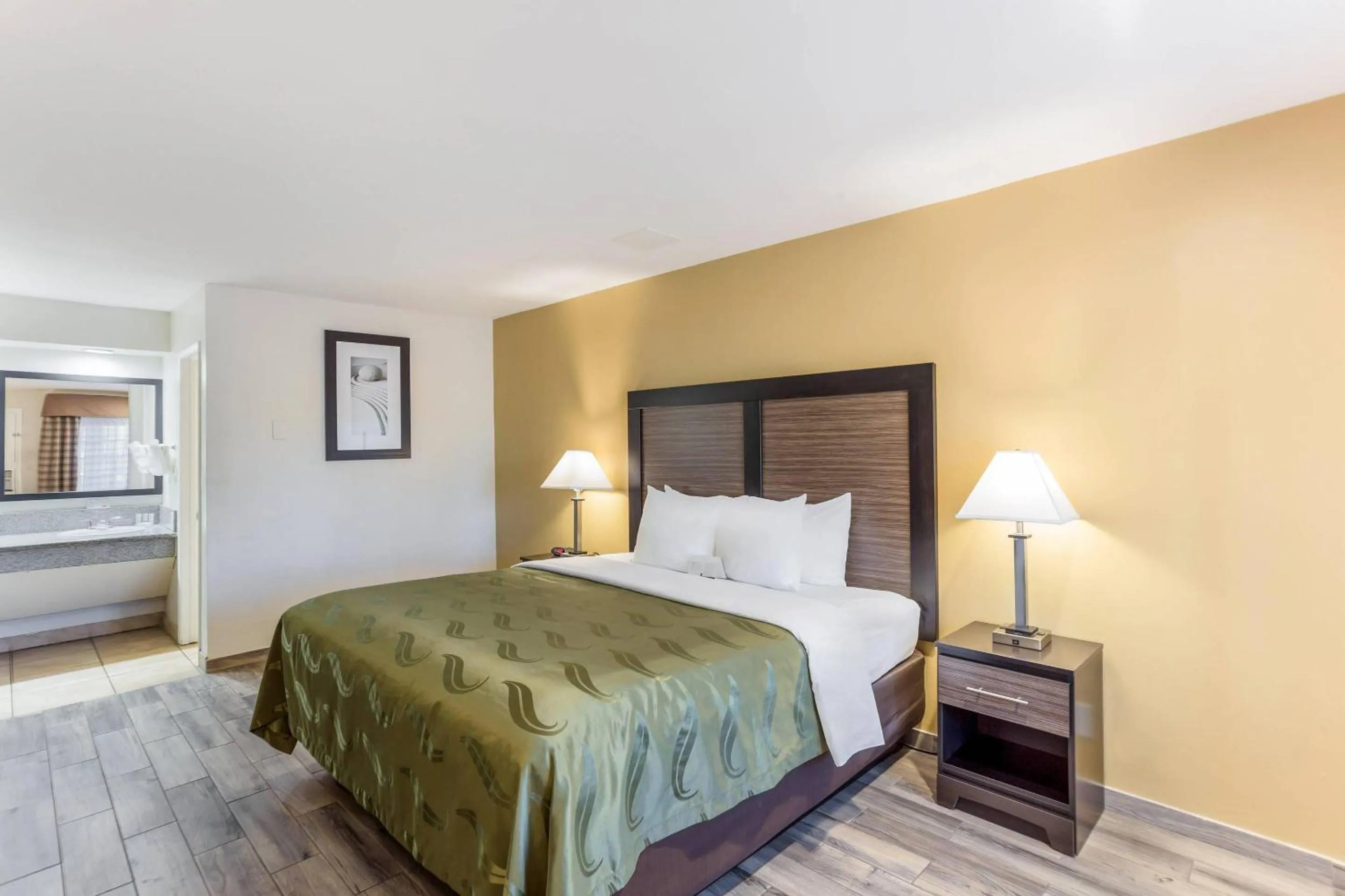 Bedroom, Bed in Quality Inn Escondido San Diego North County