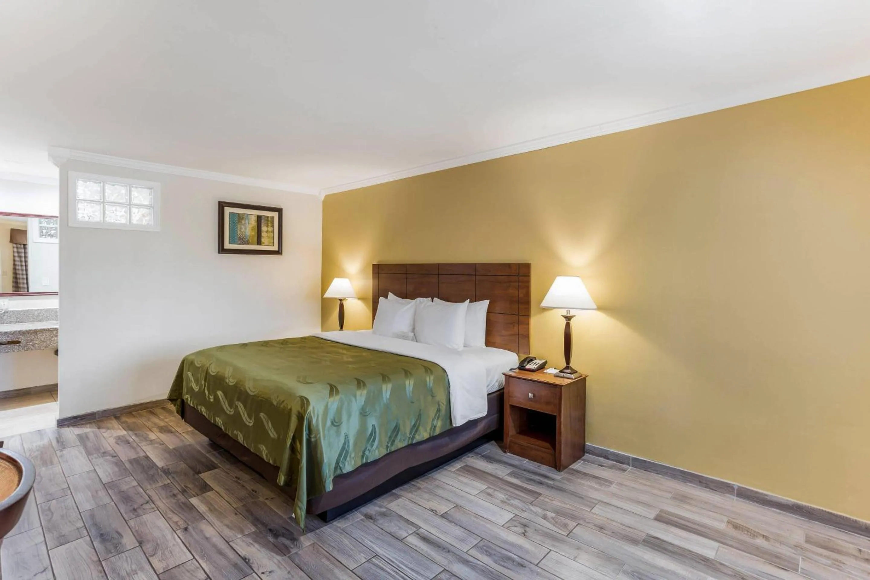 Bedroom, Bed in Quality Inn Escondido San Diego North County