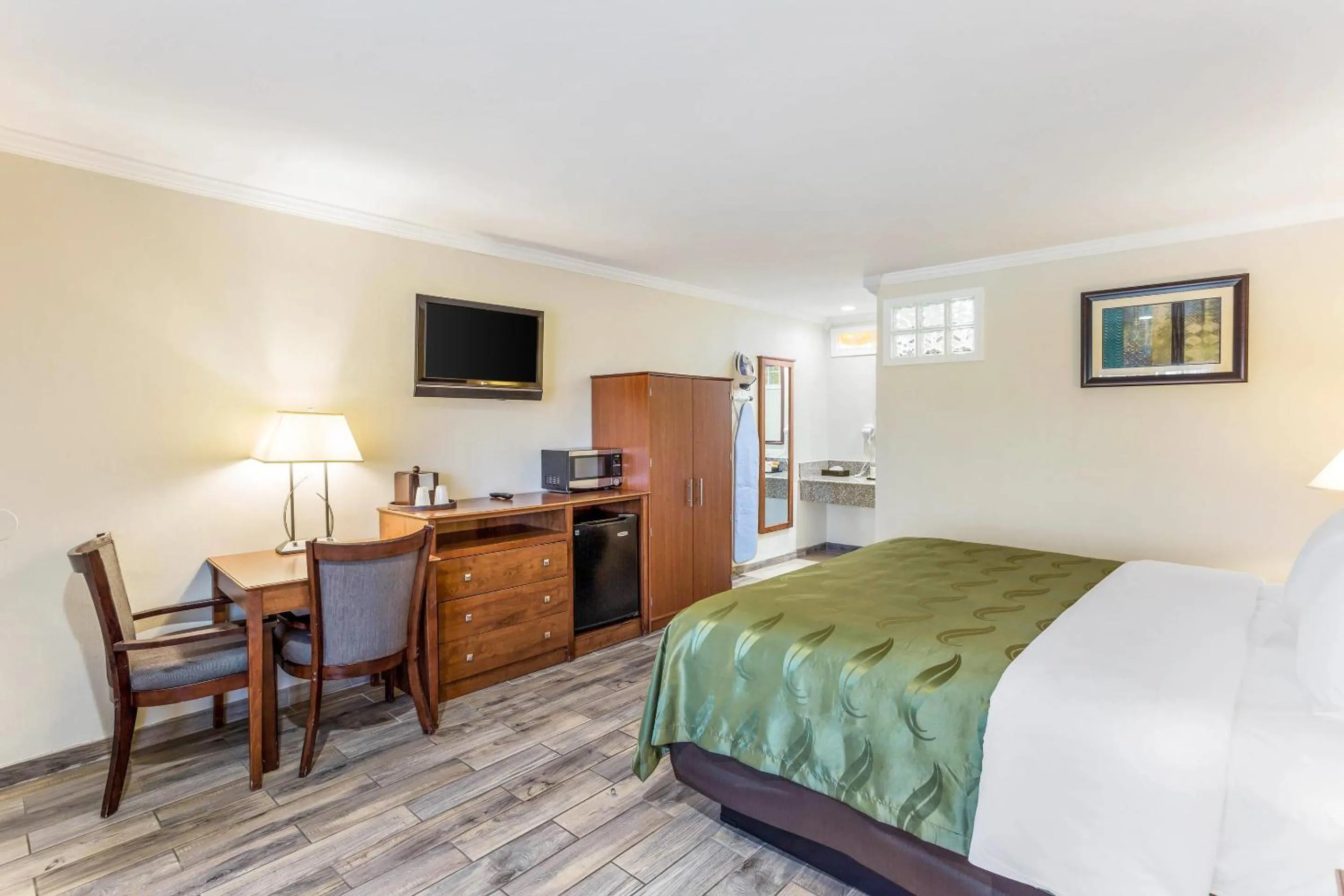 Bedroom, Bed in Quality Inn Escondido San Diego North County