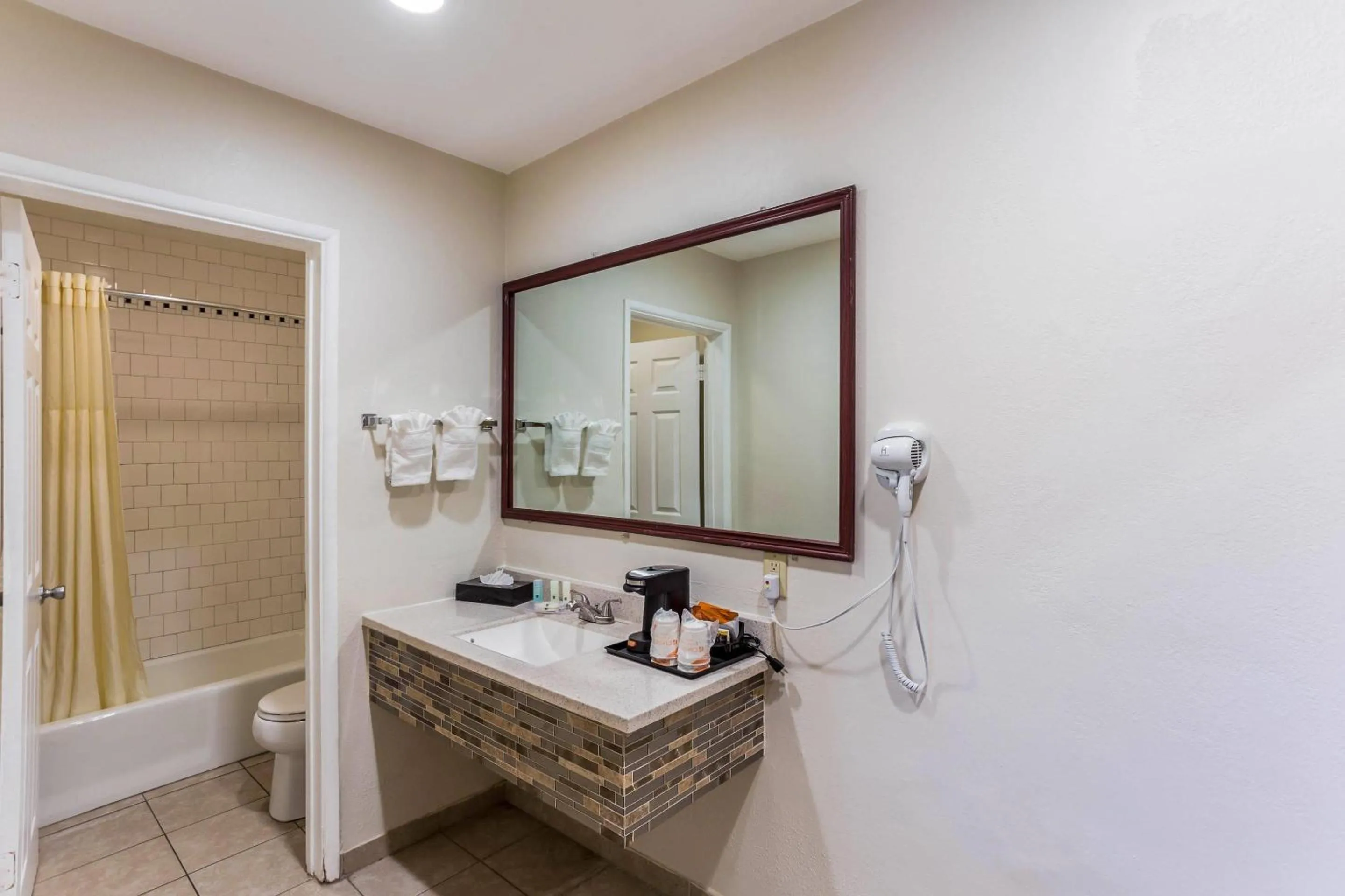 Bedroom in Quality Inn Escondido San Diego North County