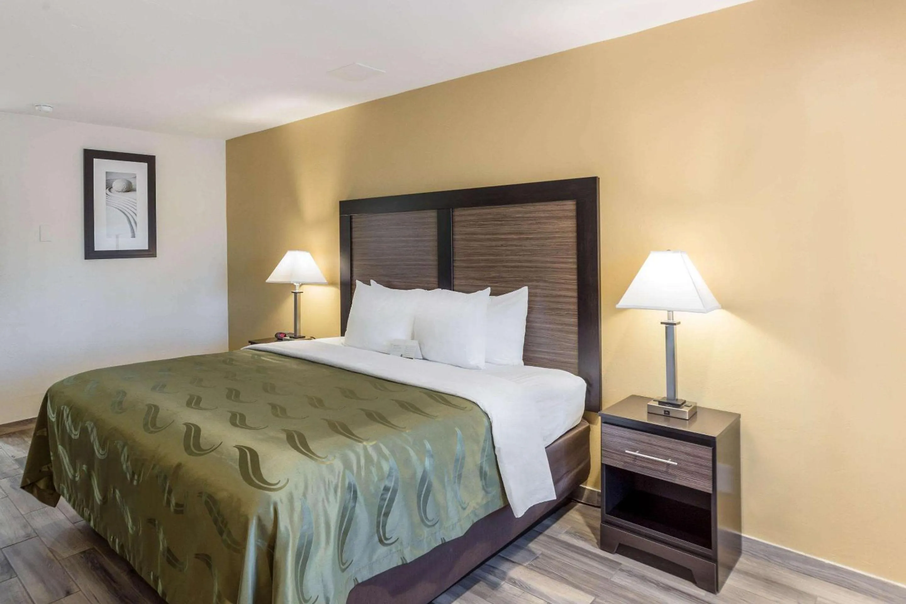 Photo of the whole room, Bed in Quality Inn Escondido San Diego North County