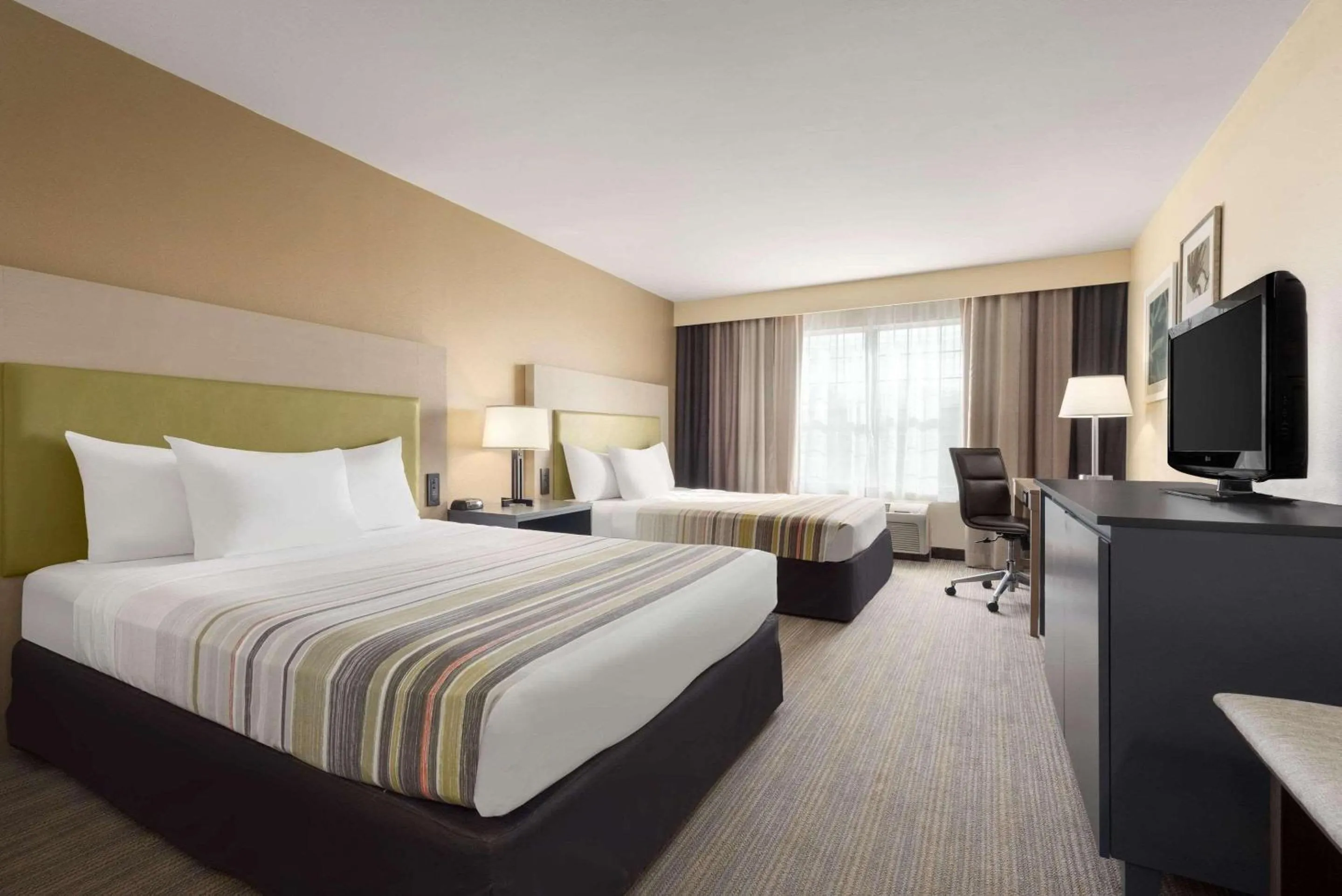 Bedroom, Bed in Country Inn & Suites by Radisson, Milwaukee Airport, WI