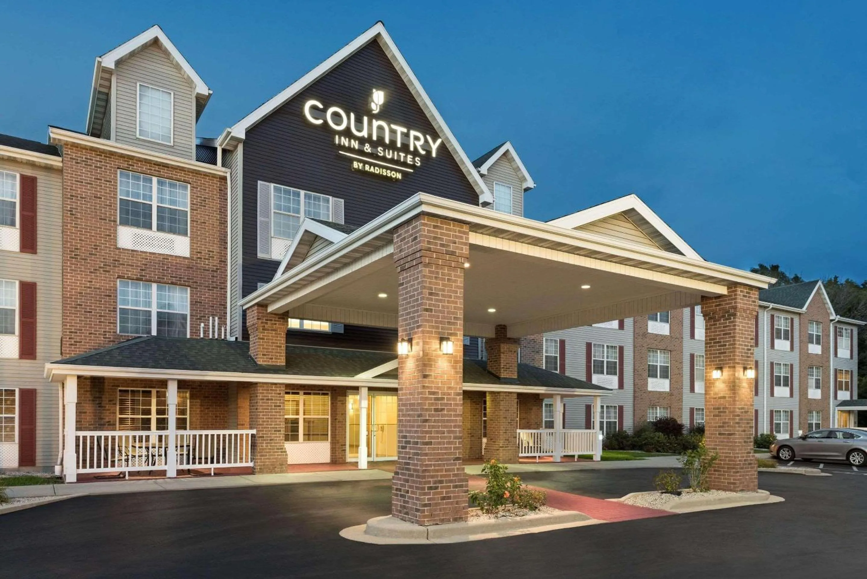 Property building in Country Inn & Suites by Radisson, Milwaukee Airport, WI