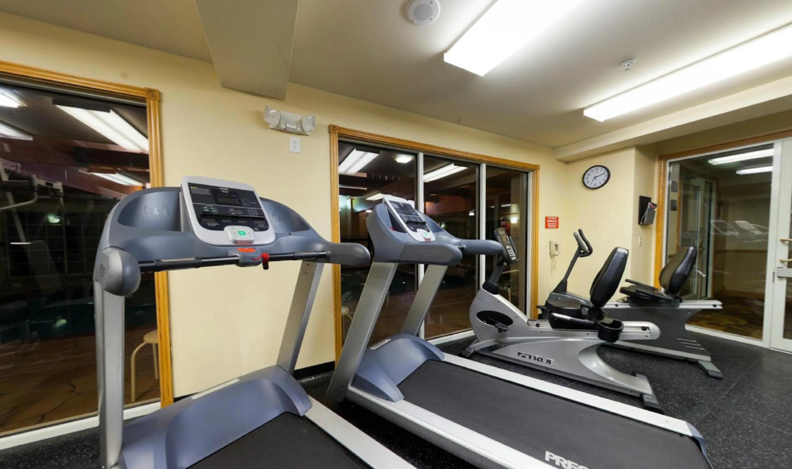 Fitness centre/facilities in Country Inn & Suites by Radisson, Milwaukee Airport, WI