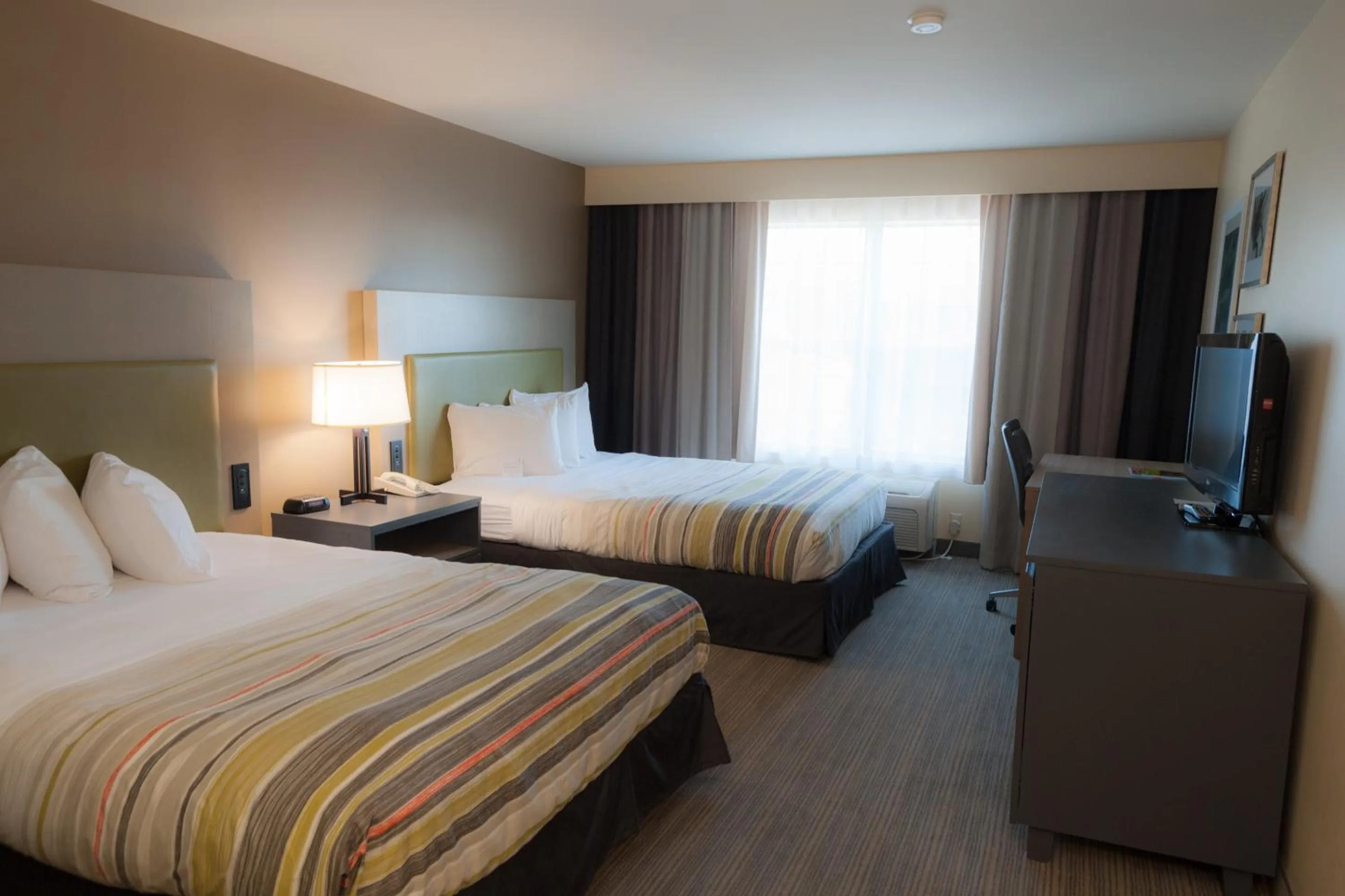 Photo of the whole room, Bed in Country Inn & Suites by Radisson, Milwaukee Airport, WI