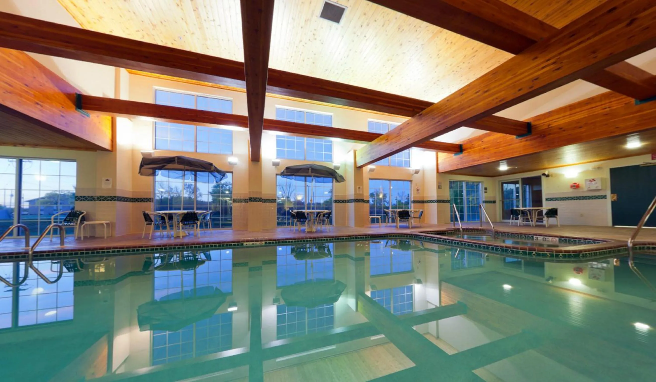 Swimming pool in Country Inn & Suites by Radisson, Milwaukee Airport, WI