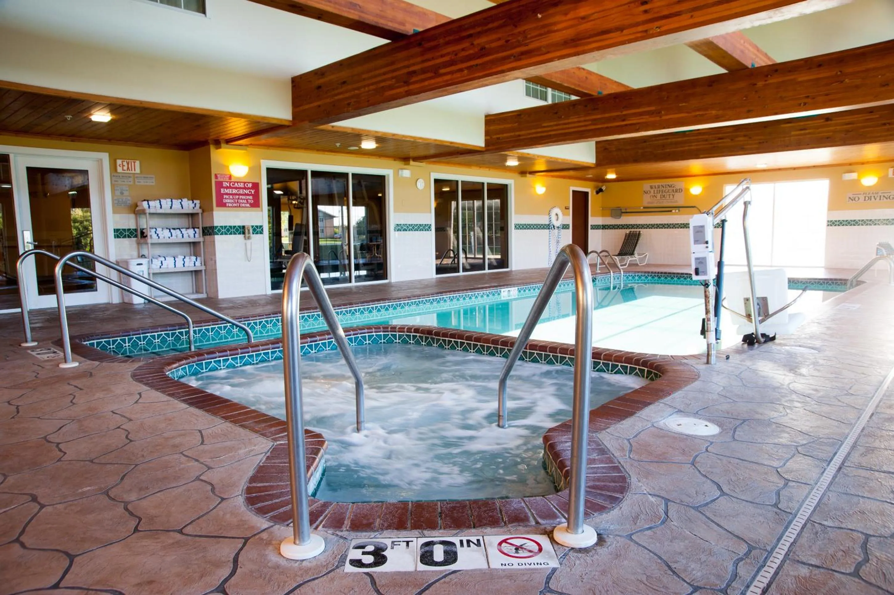 Swimming pool in Country Inn & Suites by Radisson, Milwaukee Airport, WI