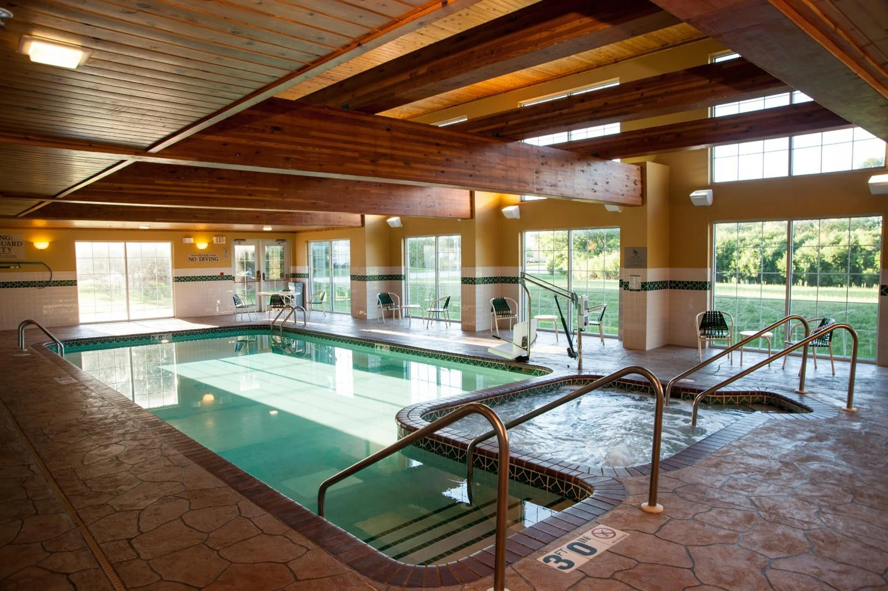 Swimming pool in Country Inn & Suites by Radisson, Milwaukee Airport, WI