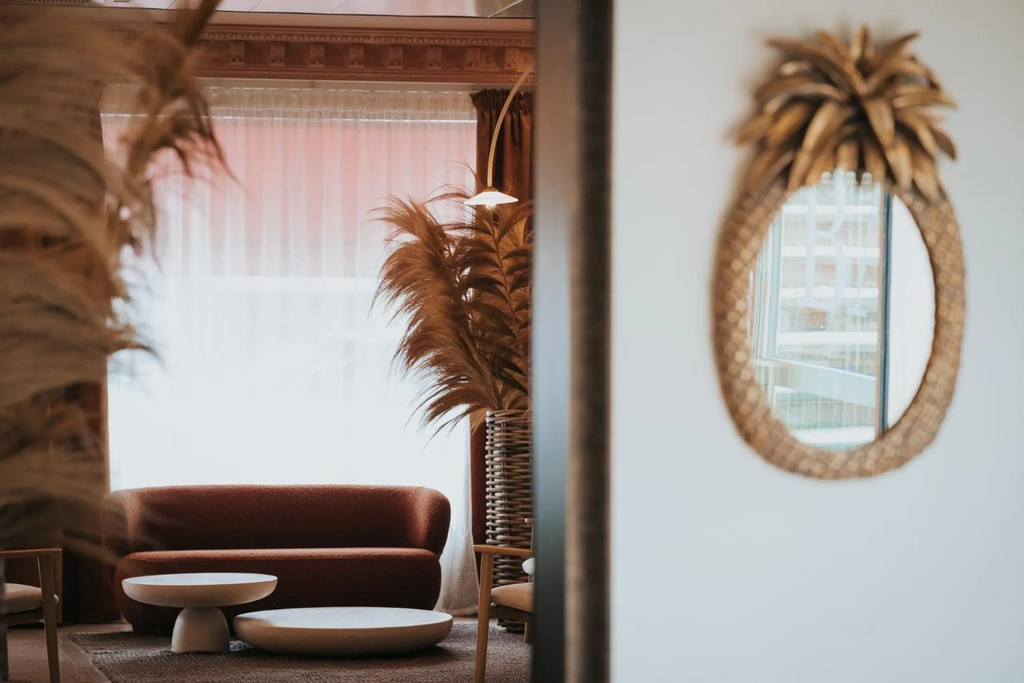 Lobby or reception in Hôtel Henry II Beaune Centre