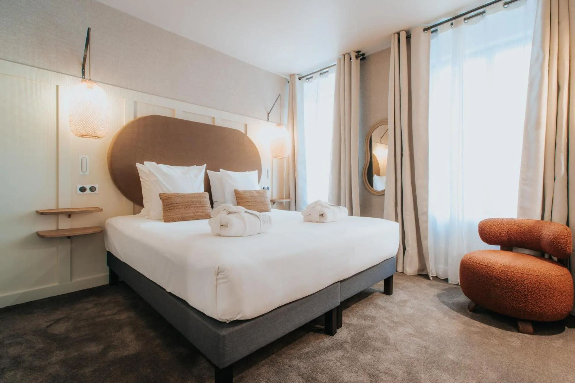 Property building, Bed in Hôtel Henry II Beaune Centre