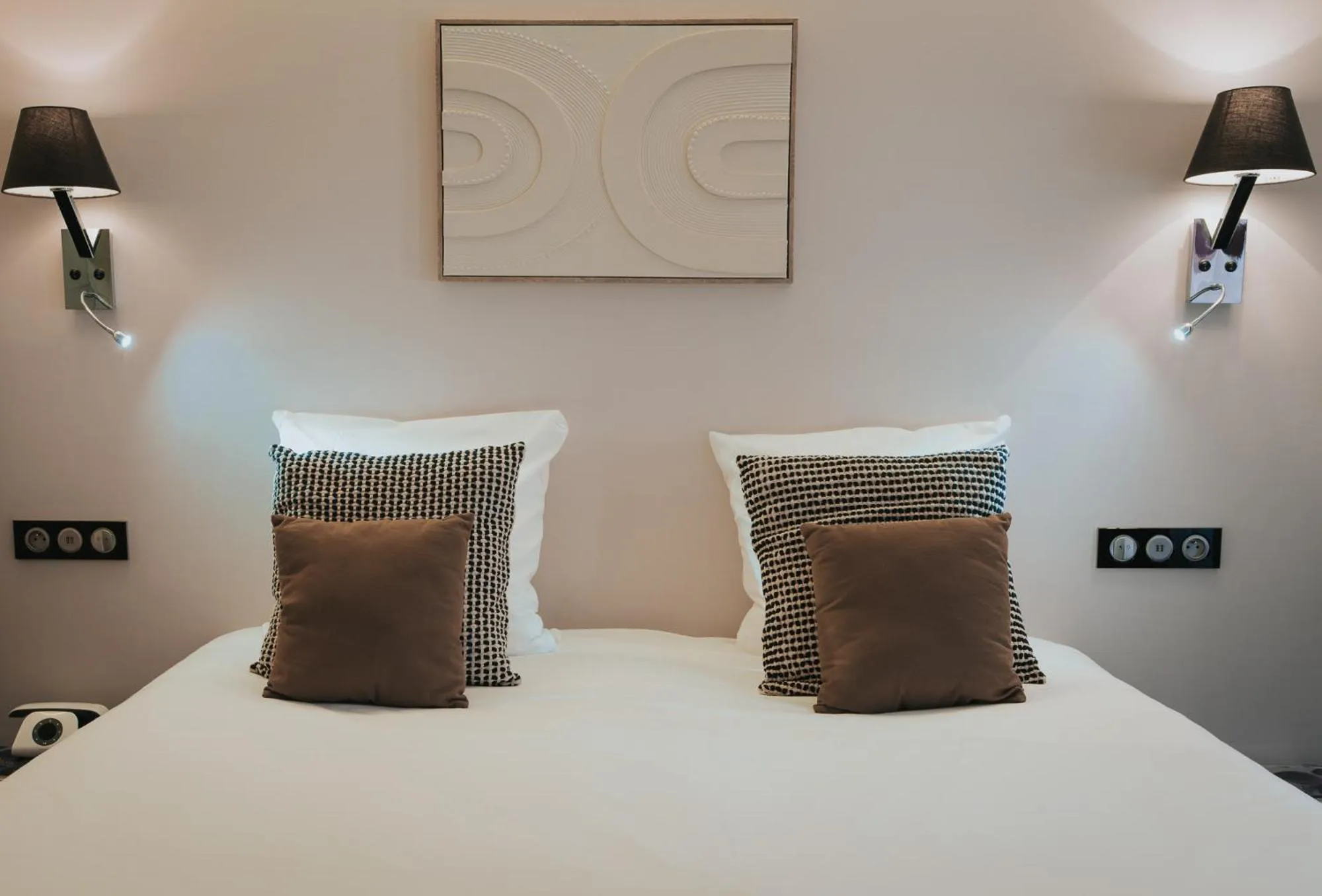 Bedroom, Bed in Hôtel Henry II Beaune Centre