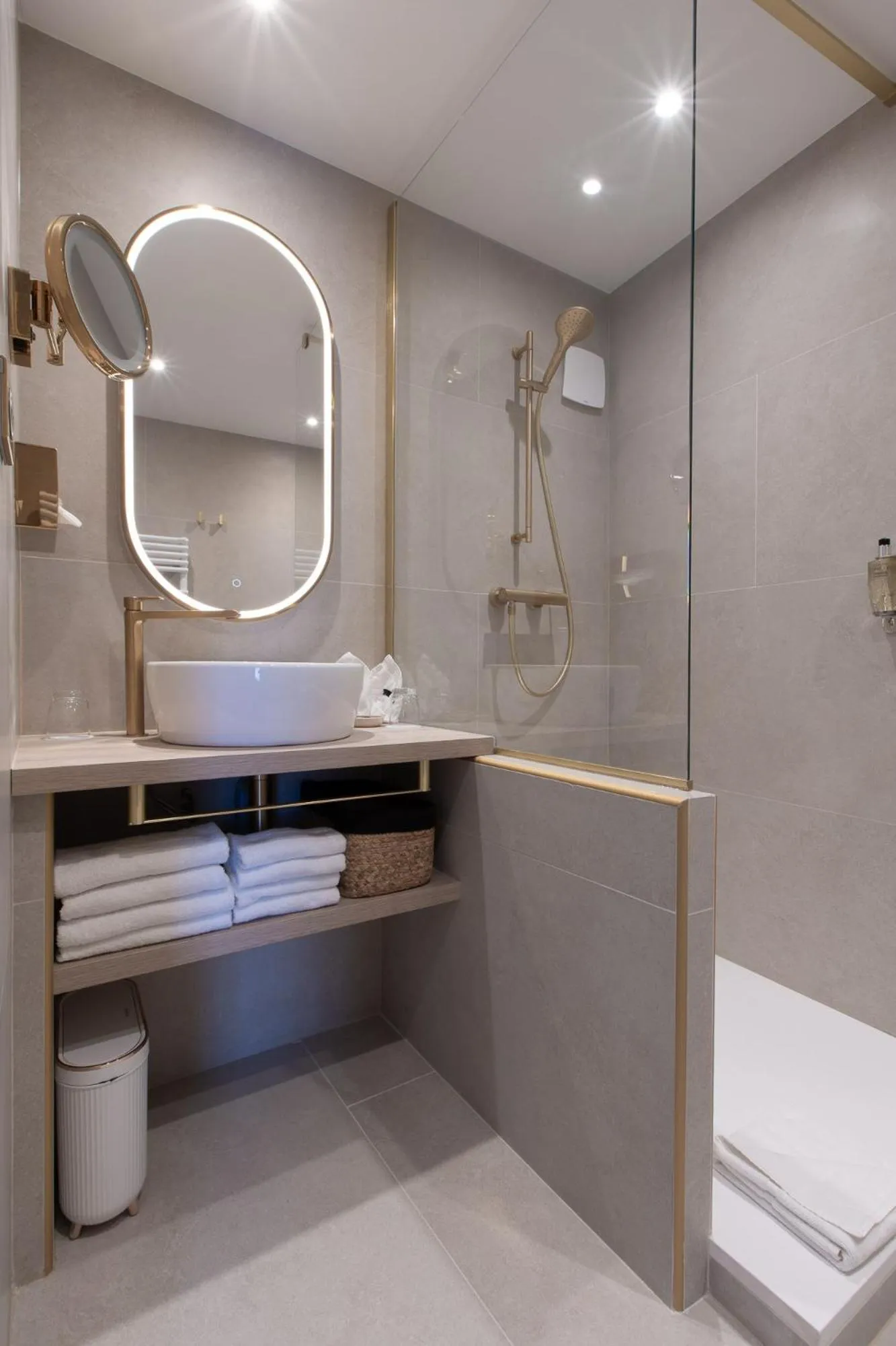 Bathroom in Hôtel Henry II Beaune Centre