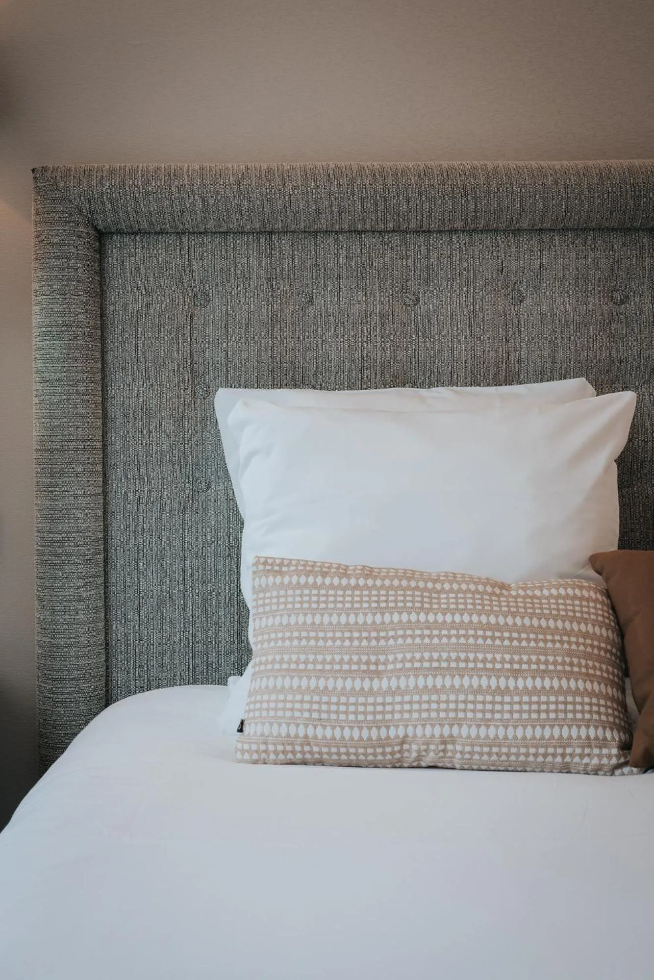 Property building, Bed in Hôtel Henry II Beaune Centre