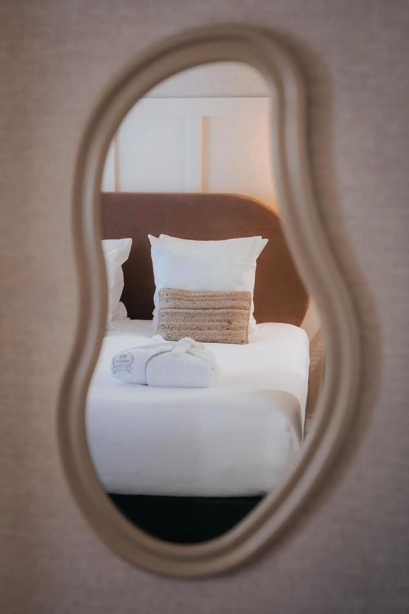 Property building, Bed in Hôtel Henry II Beaune Centre