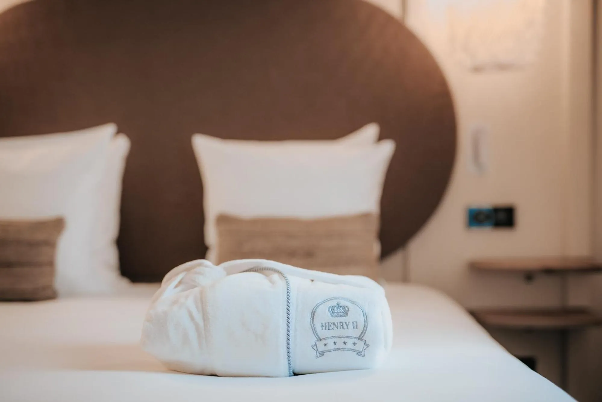 Property building, Bed in Hôtel Henry II Beaune Centre