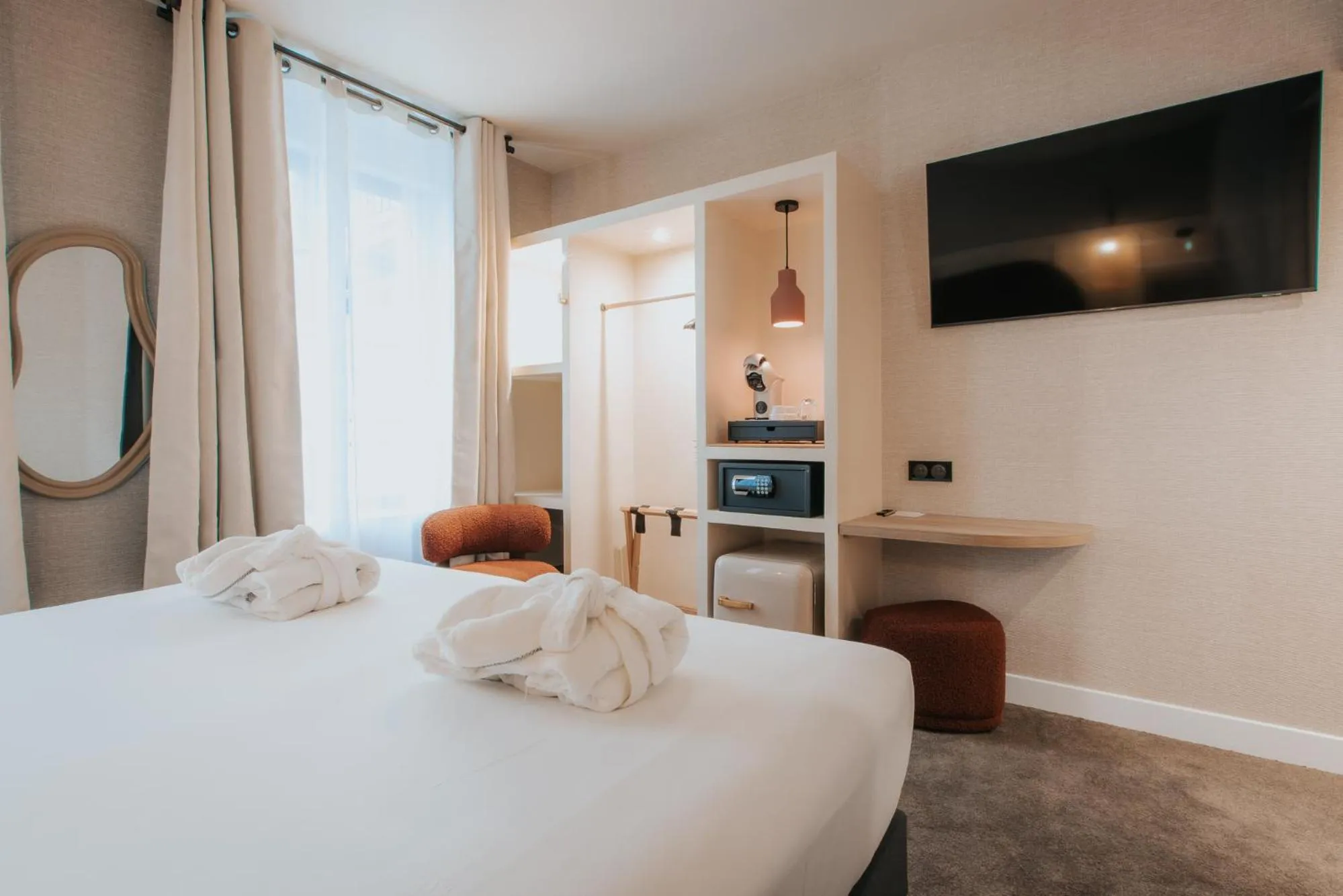 Property building, Bed in Hôtel Henry II Beaune Centre