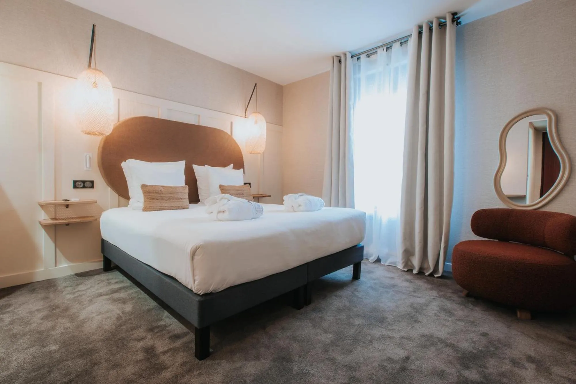 Property building, Bed in Hôtel Henry II Beaune Centre