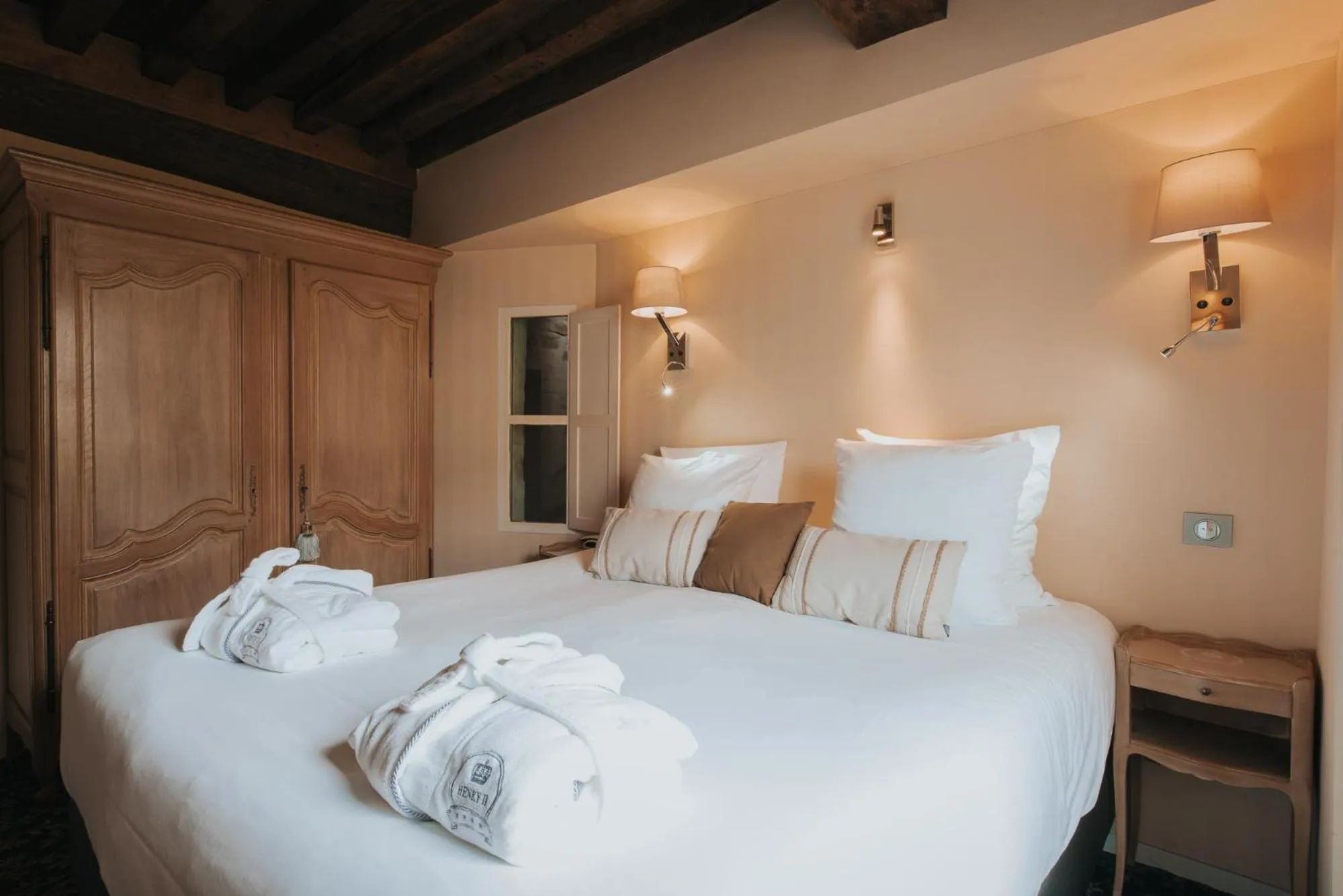 Bedroom, Bed in Hôtel Henry II Beaune Centre