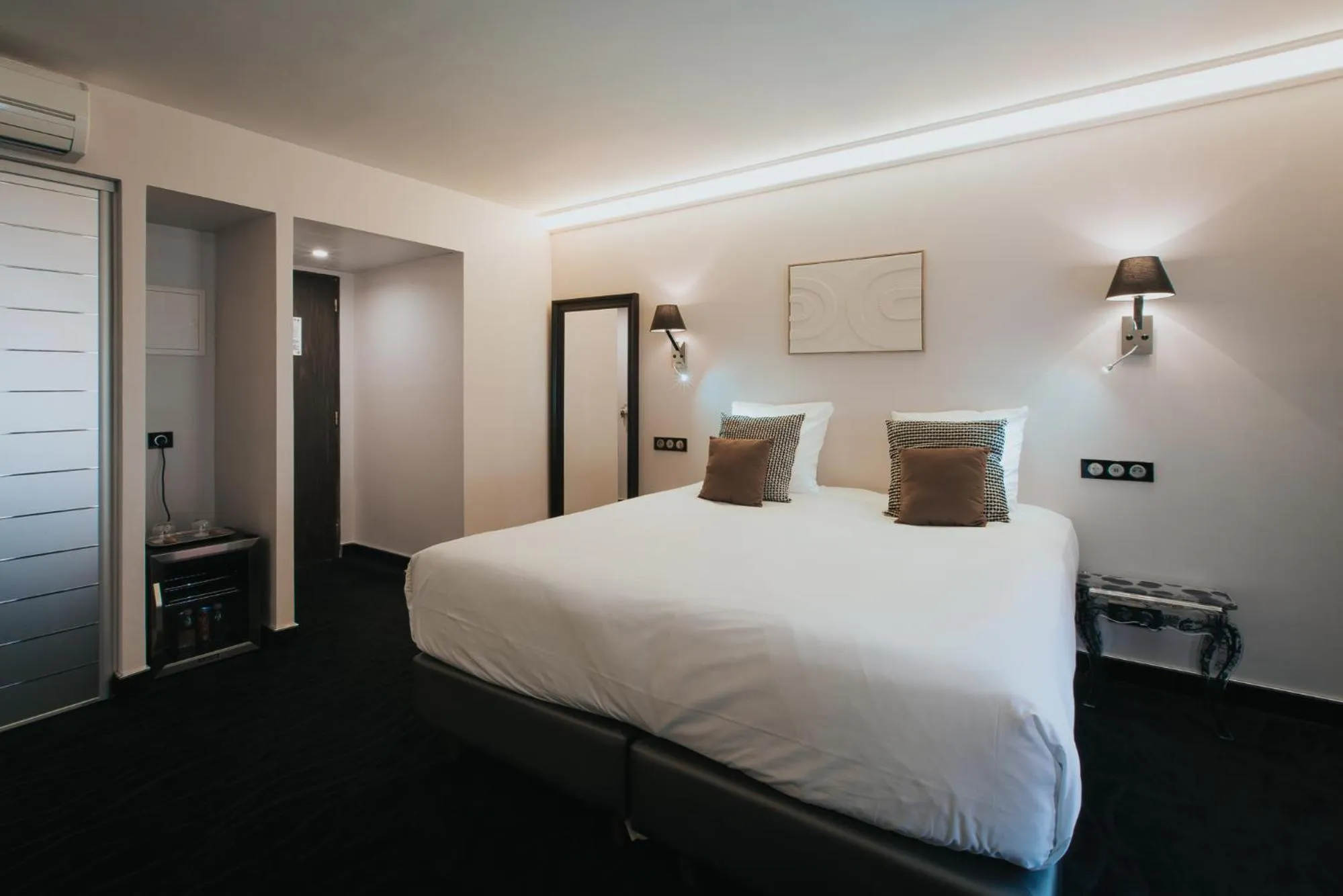 Bedroom, Bed in Hôtel Henry II Beaune Centre