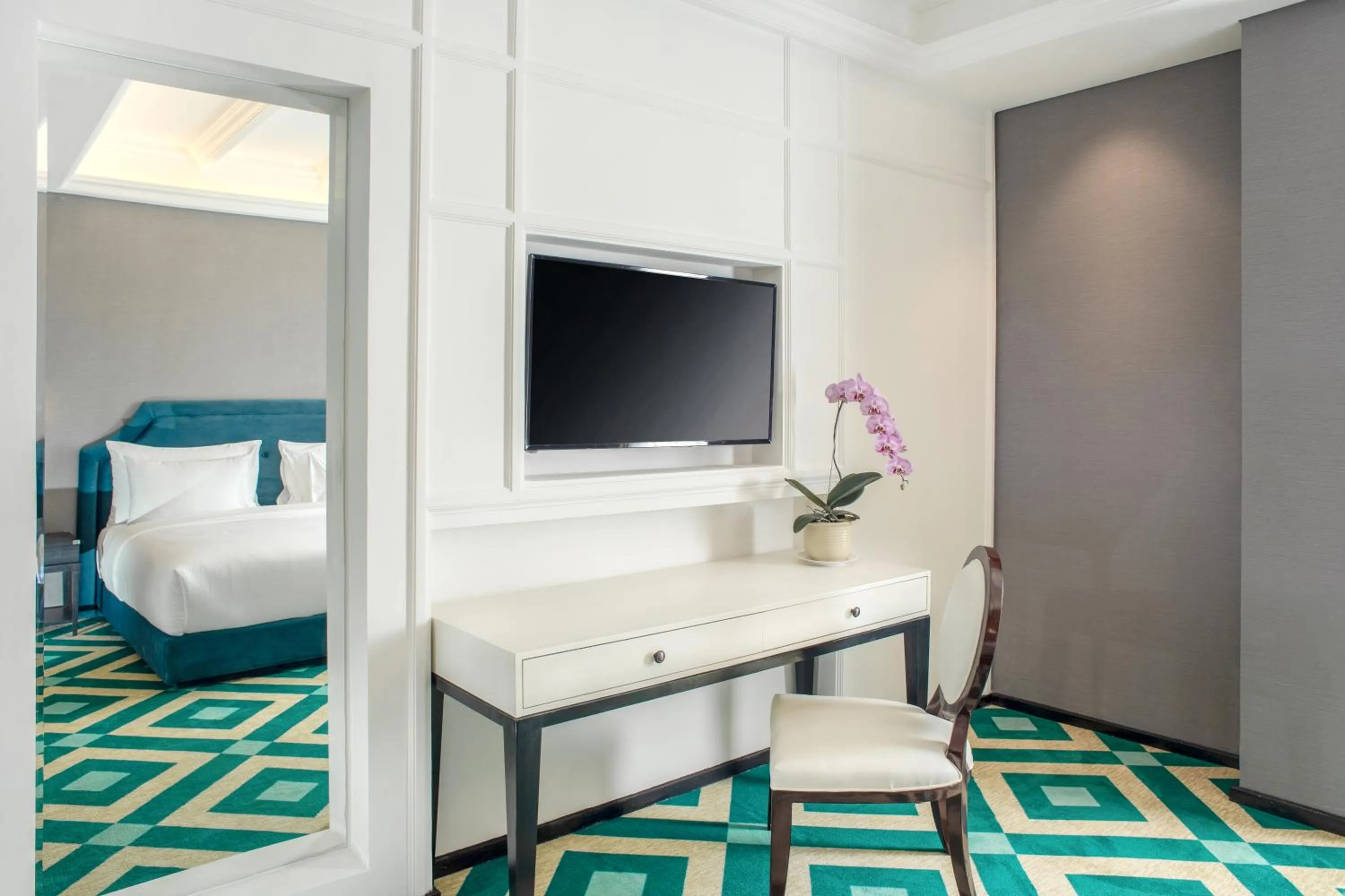 Bathroom, Bed in Hotel Des Indes Menteng