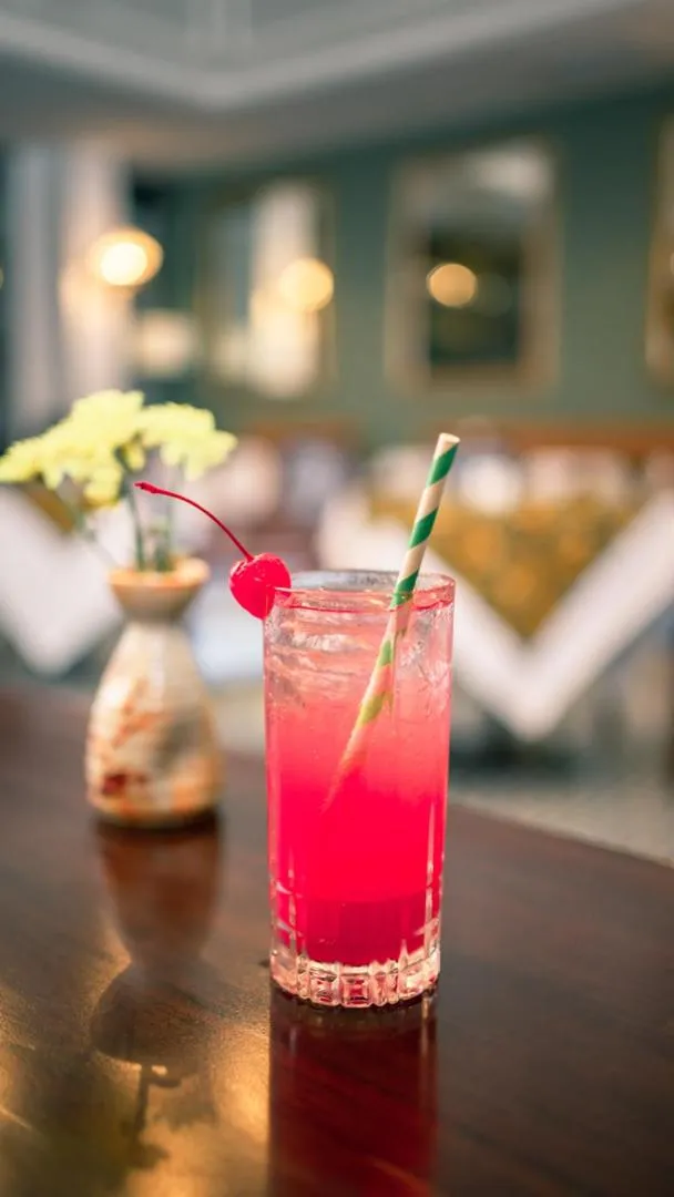 Non alcoholic drinks, Bed in Hotel Des Indes Menteng