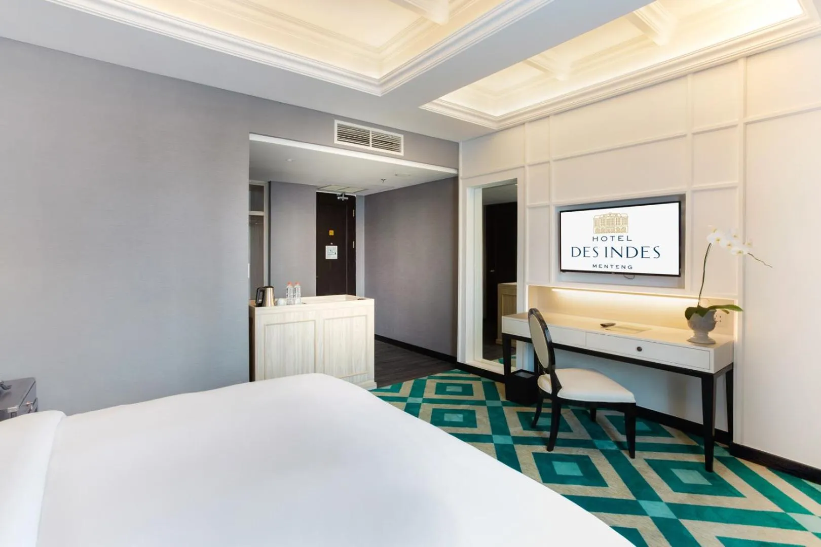 TV and multimedia, Bed in Hotel Des Indes Menteng