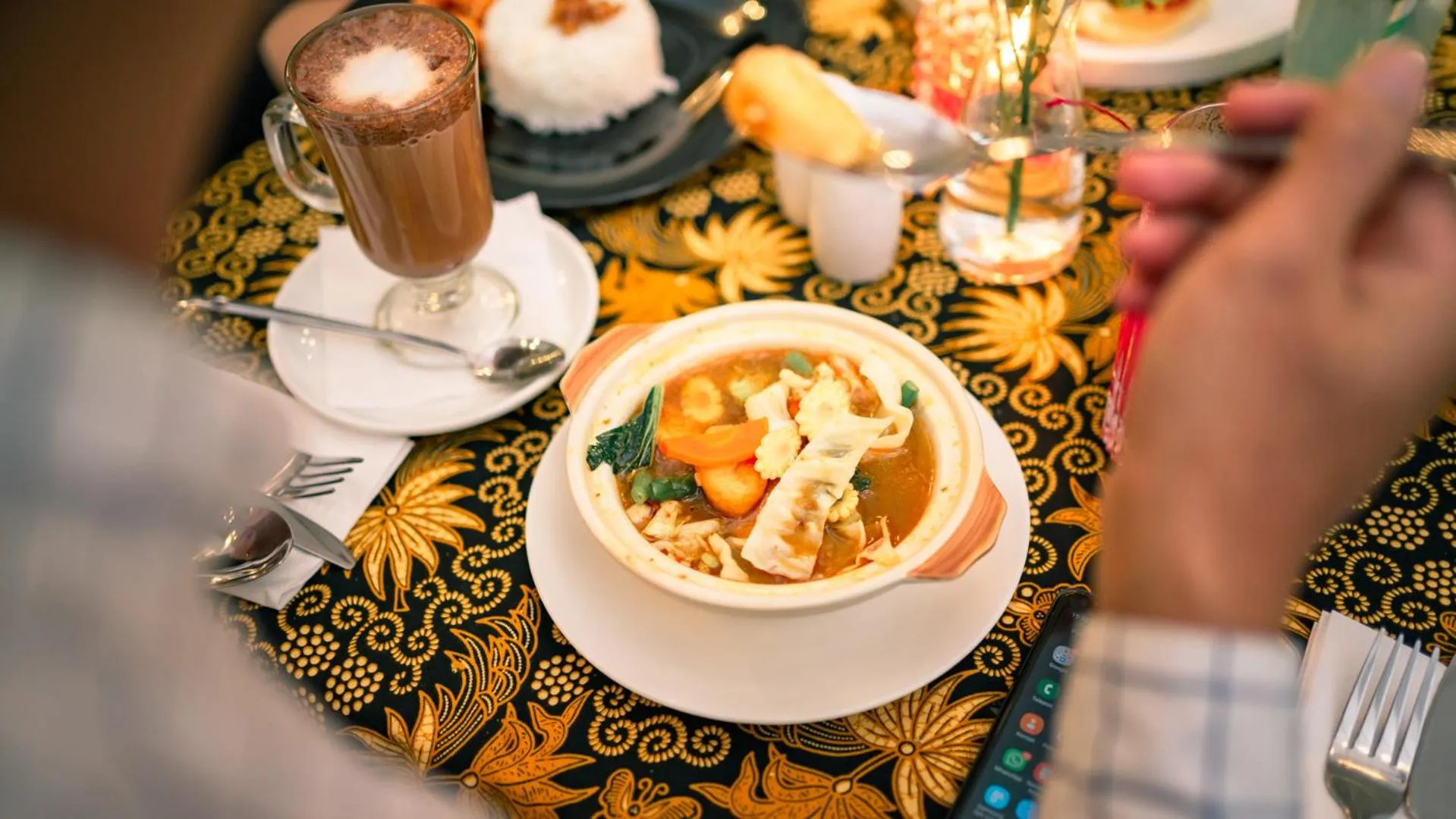 Food and drinks in Hotel Des Indes Menteng